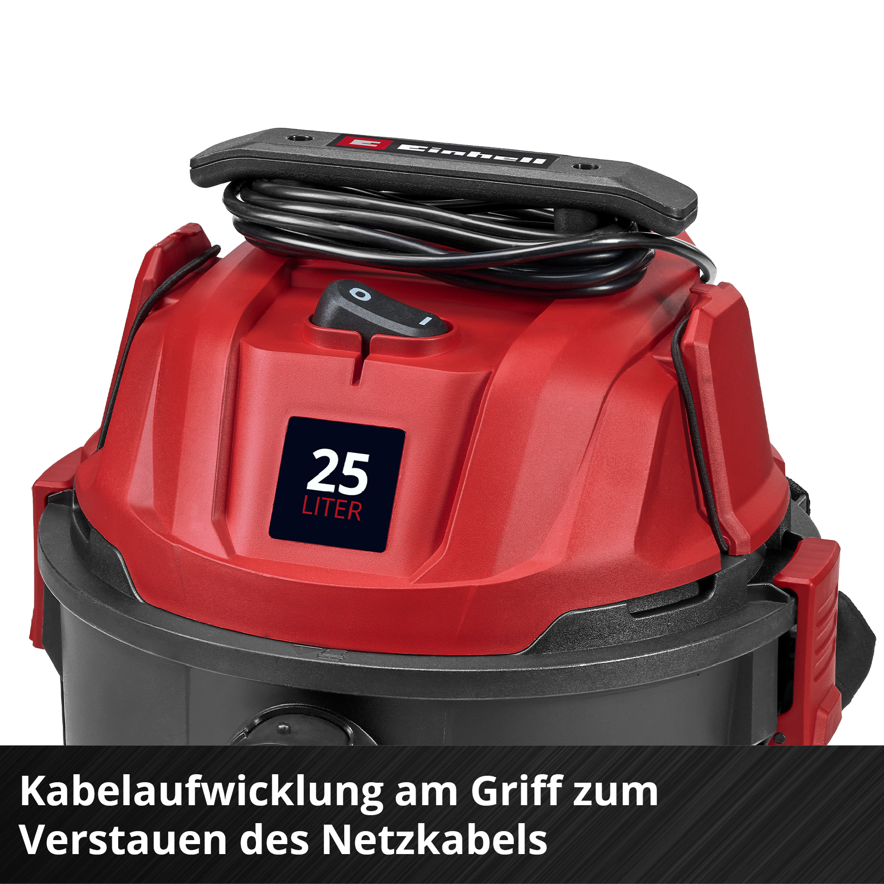 Roter und schwarzer Staubsauger mit schwarzem Netzkabel. Er hat ein Fassungsvermögen von 25 Litern und einen Griff zur Kabelaufbewahrung.