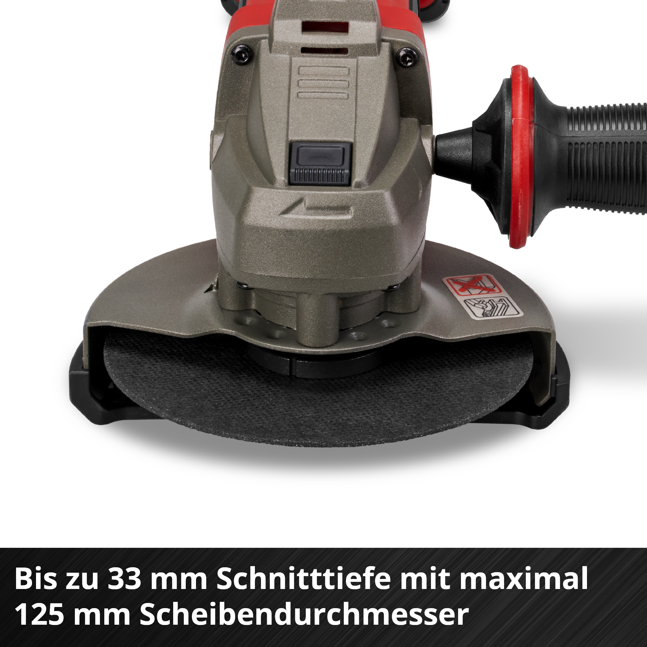 Nahaufnahme eines Winkelschleifers. Er ist grau mit einer schwarzen Scheibe und roten Akzenten. Text: '33 mm Schnitttiefe'.