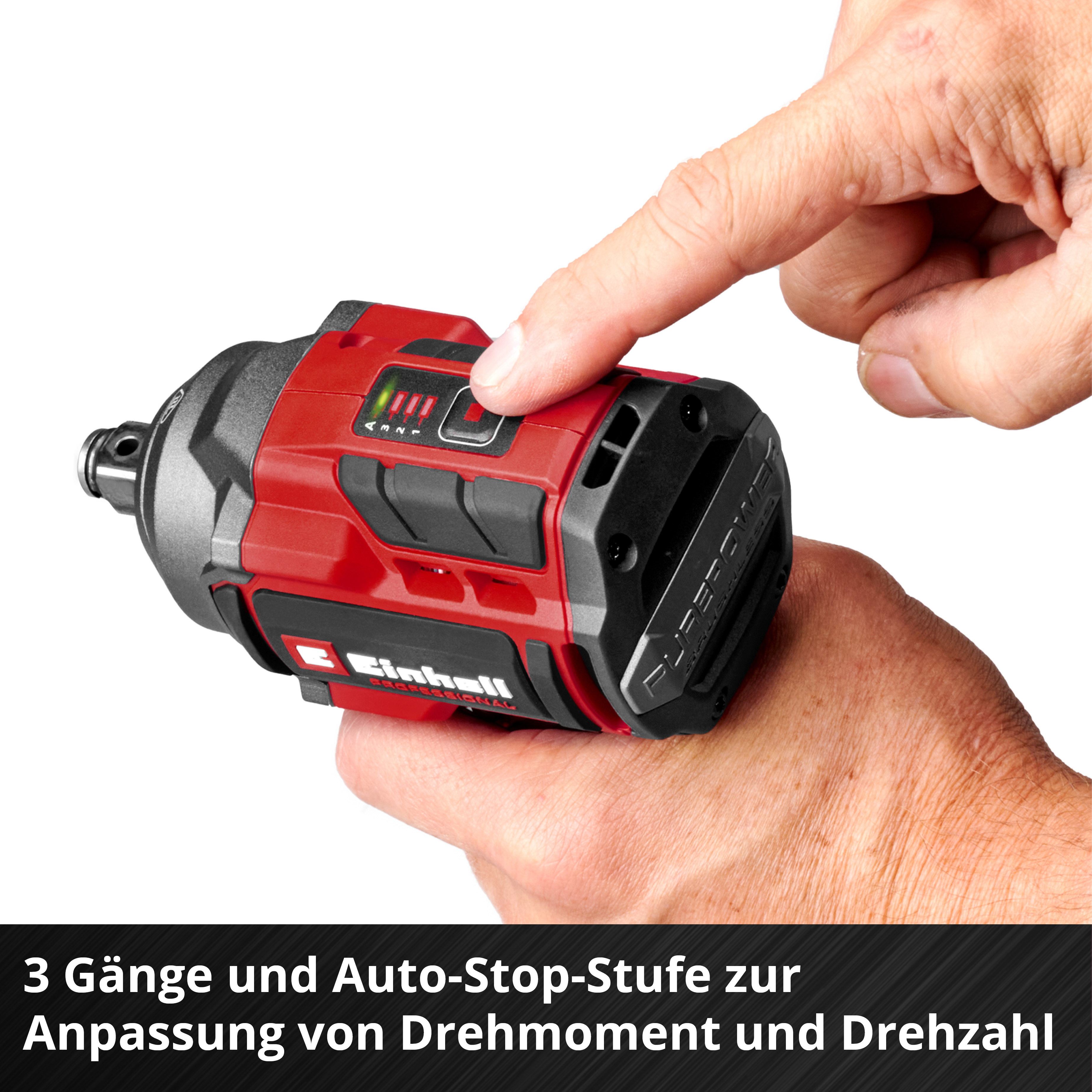 Eine Hand drückt einen Knopf auf einem rot-schwarzen Elektrowerkzeug. Das Werkzeug hat eine Batteriestandsanzeige.
