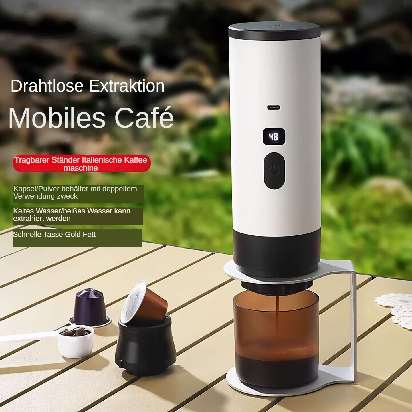 Eine tragbare Kaffeemaschine mit weißem Gehäuse, schwarzem Sockel und brauner Tasse. Es gibt Kaffeekapseln und einen Löffel Kaffee.