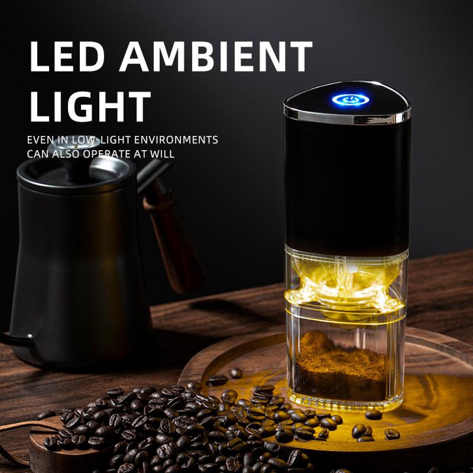 Kaffeemaschine mit Umgebungslicht, Kaffeebohnen auf Holztablett. Schwarzer Wasserkocher im Hintergrund.