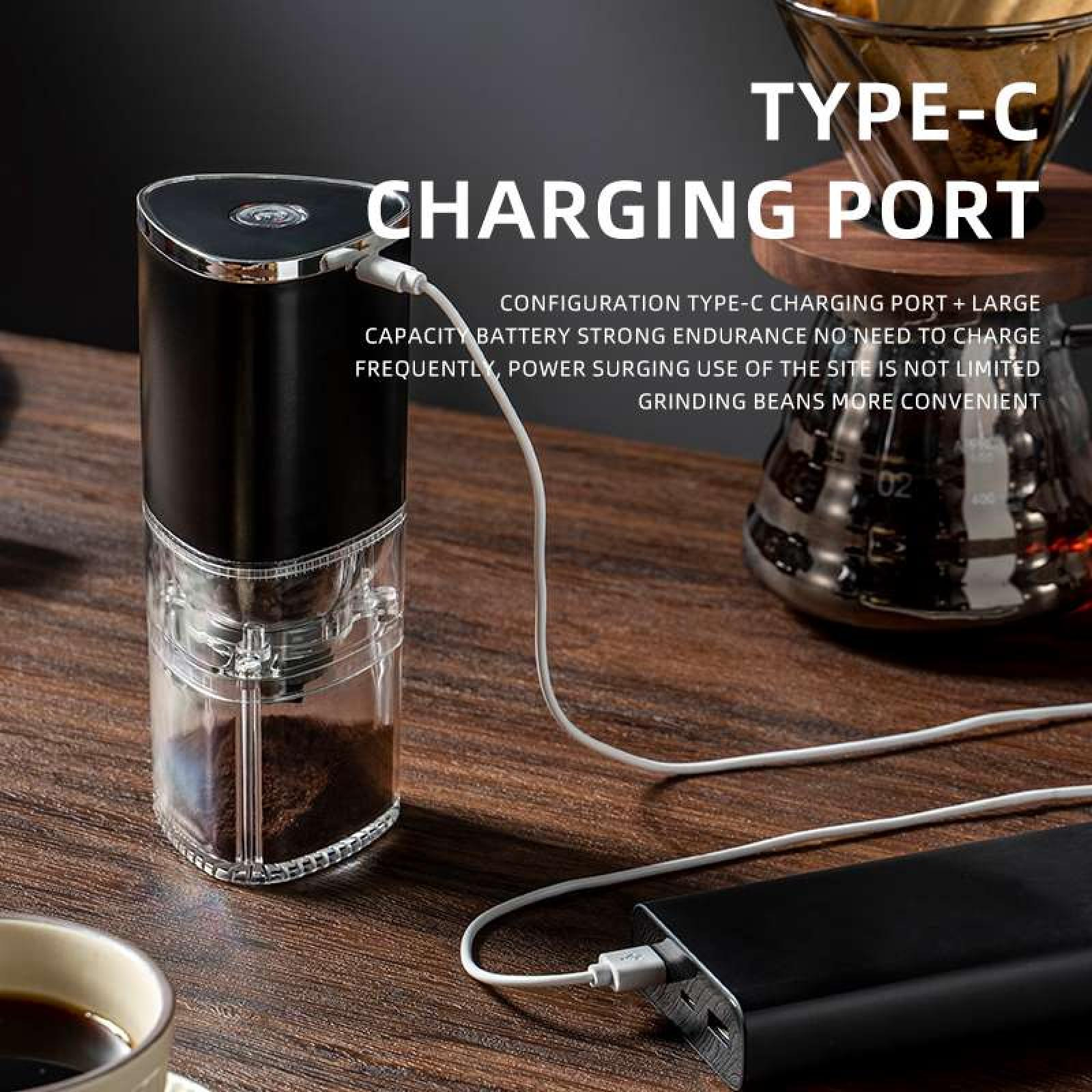 Kaffeemühle mit Ladeanschluss, angeschlossen an eine Powerbank. Kaffeezubereitungsgeräte im Hintergrund sichtbar.