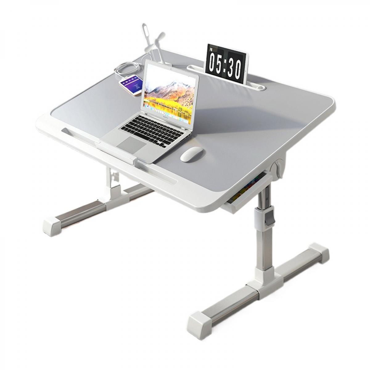 Ein weiß-grauer, verstellbarer Schreibtisch mit Laptop, Maus, Tablet mit 05:30, Telefon und anderem Zubehör auf weißem Hintergrund.