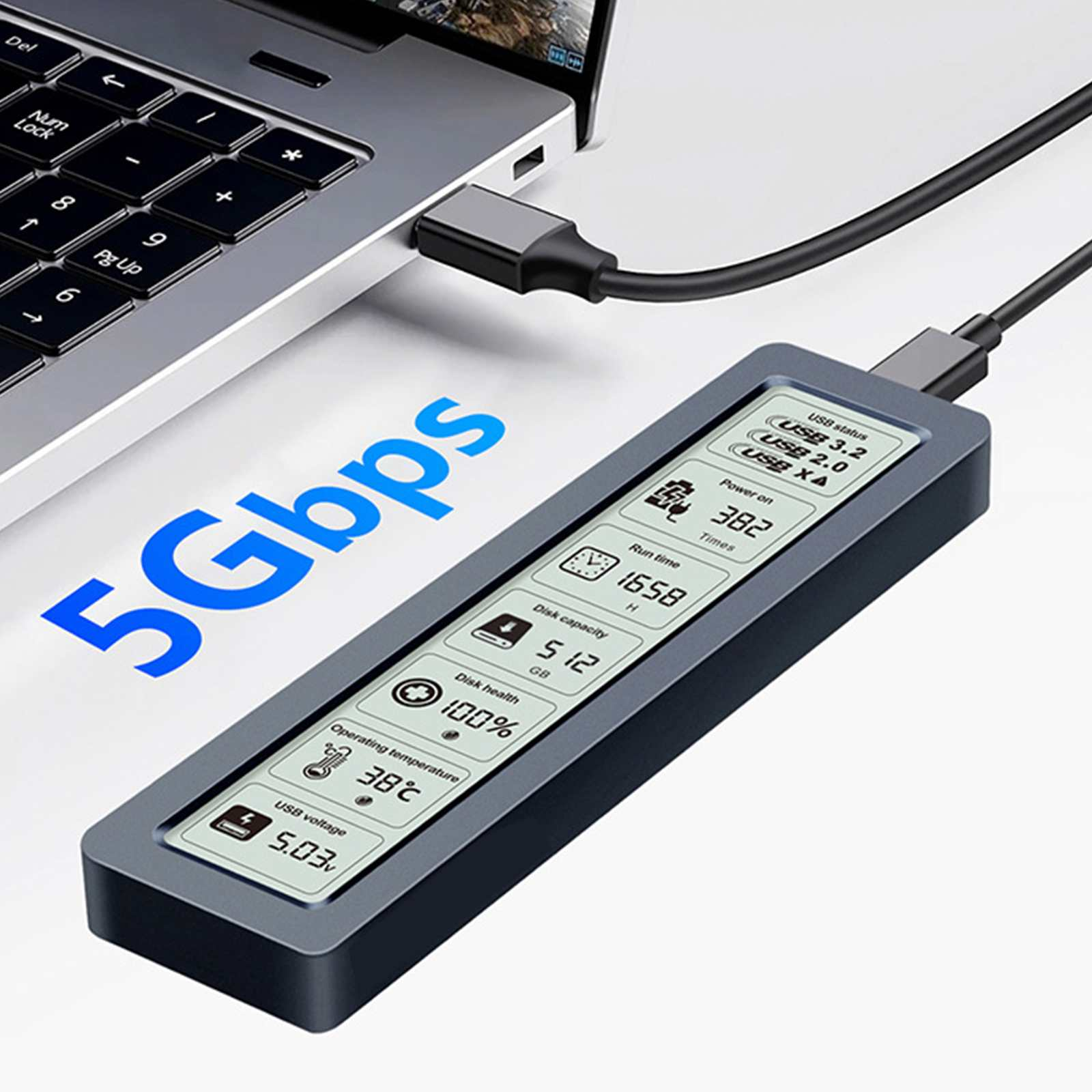 Ein Laptop, der über USB mit einem Gerät verbunden ist. Das Gerät zeigt Statistiken wie Festplattenzustand und Temperatur.