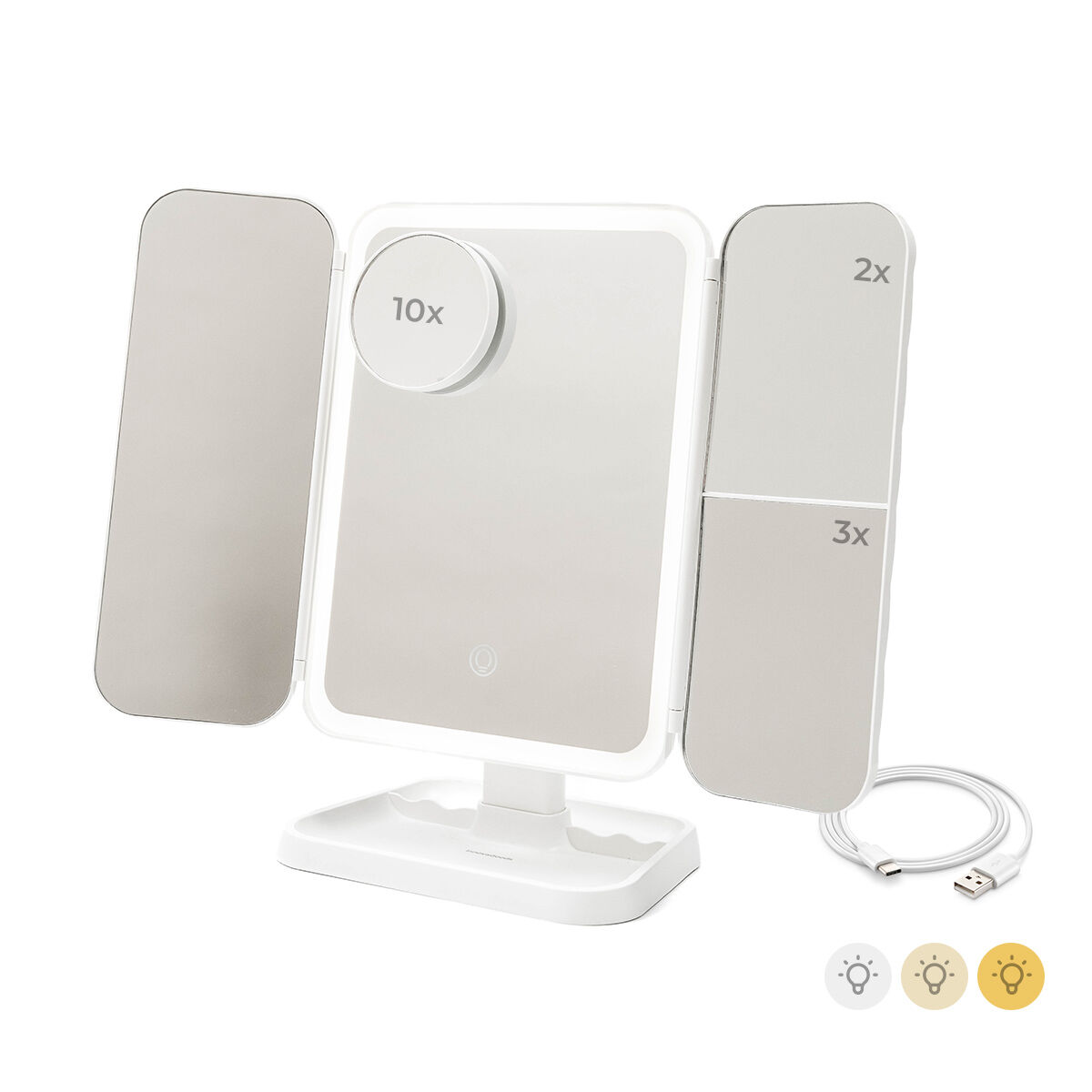 Uno specchio per il trucco bianco con tre pannelli, uno specchio con ingrandimento 10x e un cavo di ricarica USB, su sfondo bianco.