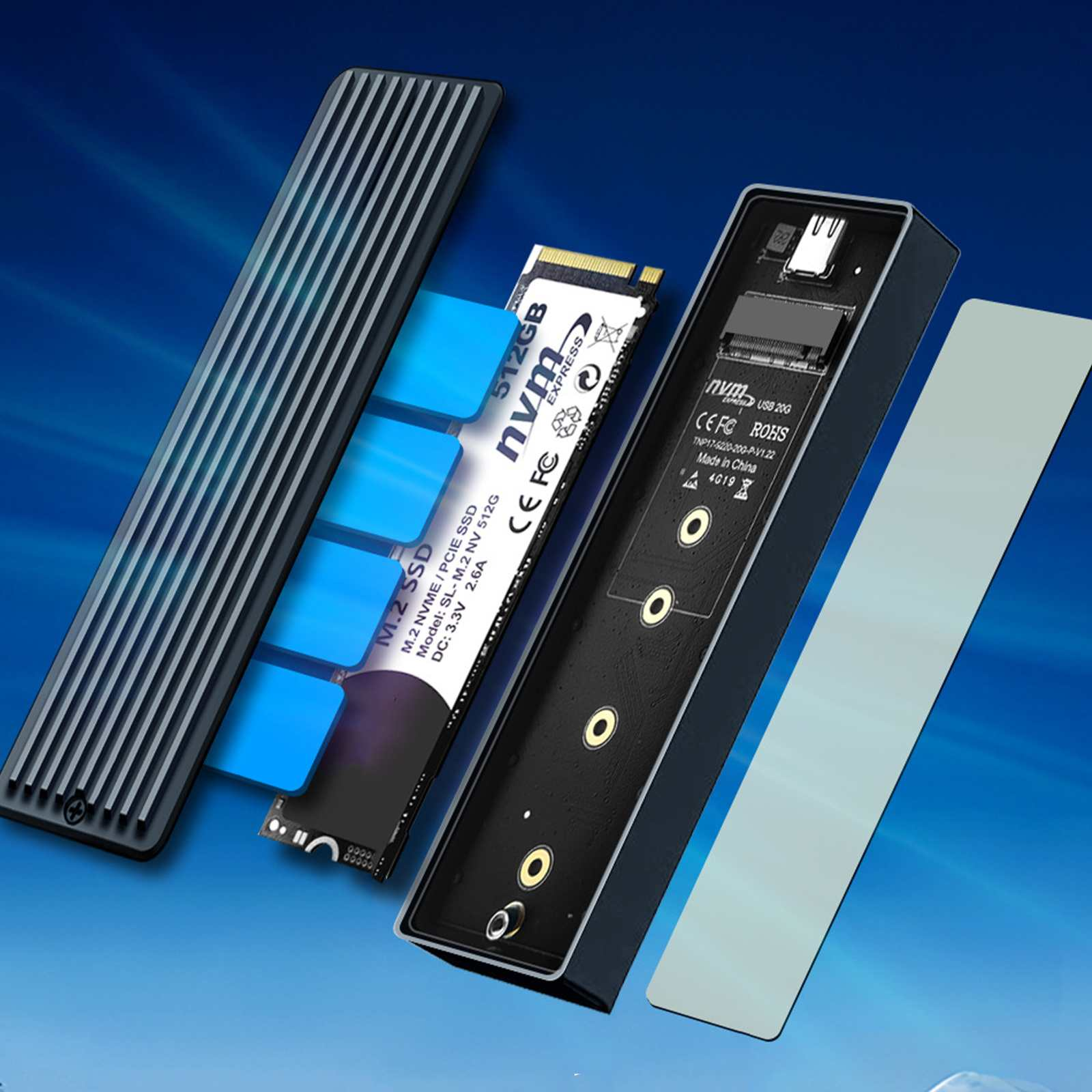 Das Bild zeigt Computerkomponenten: einen schwarzen Kühlkörper, eine M.2-SSD-Karte, ein schwarzes Gehäuse und eine silberne Platte.