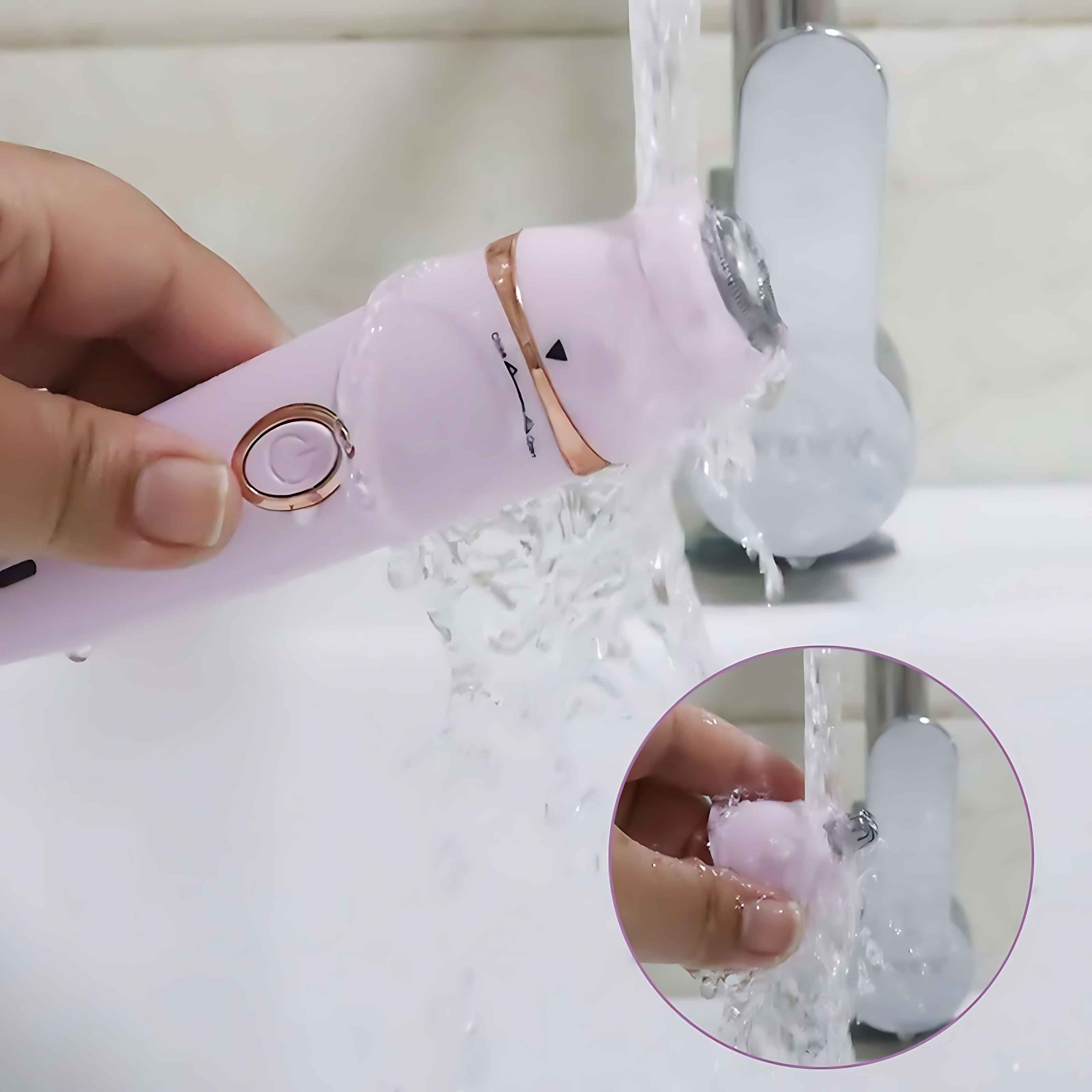Eine Hand hält einen rosa elektrischen Rasierer unter fließendem Wasser. Im Hintergrund befinden sich Waschbecken und Wasserhahn.