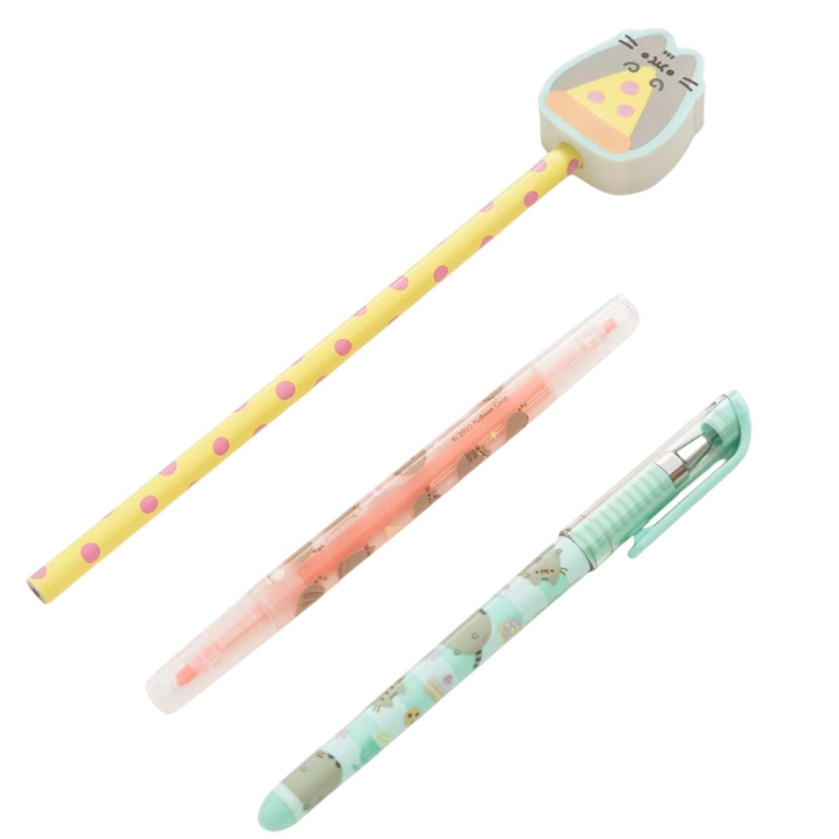 Drei Stifte auf weißem Hintergrund. Gelber Bleistift mit rosa Punkten und Katze Radiergummi. Oranger Marker. Mintgrüner Stift mit Pusheen-Katzen-Design.