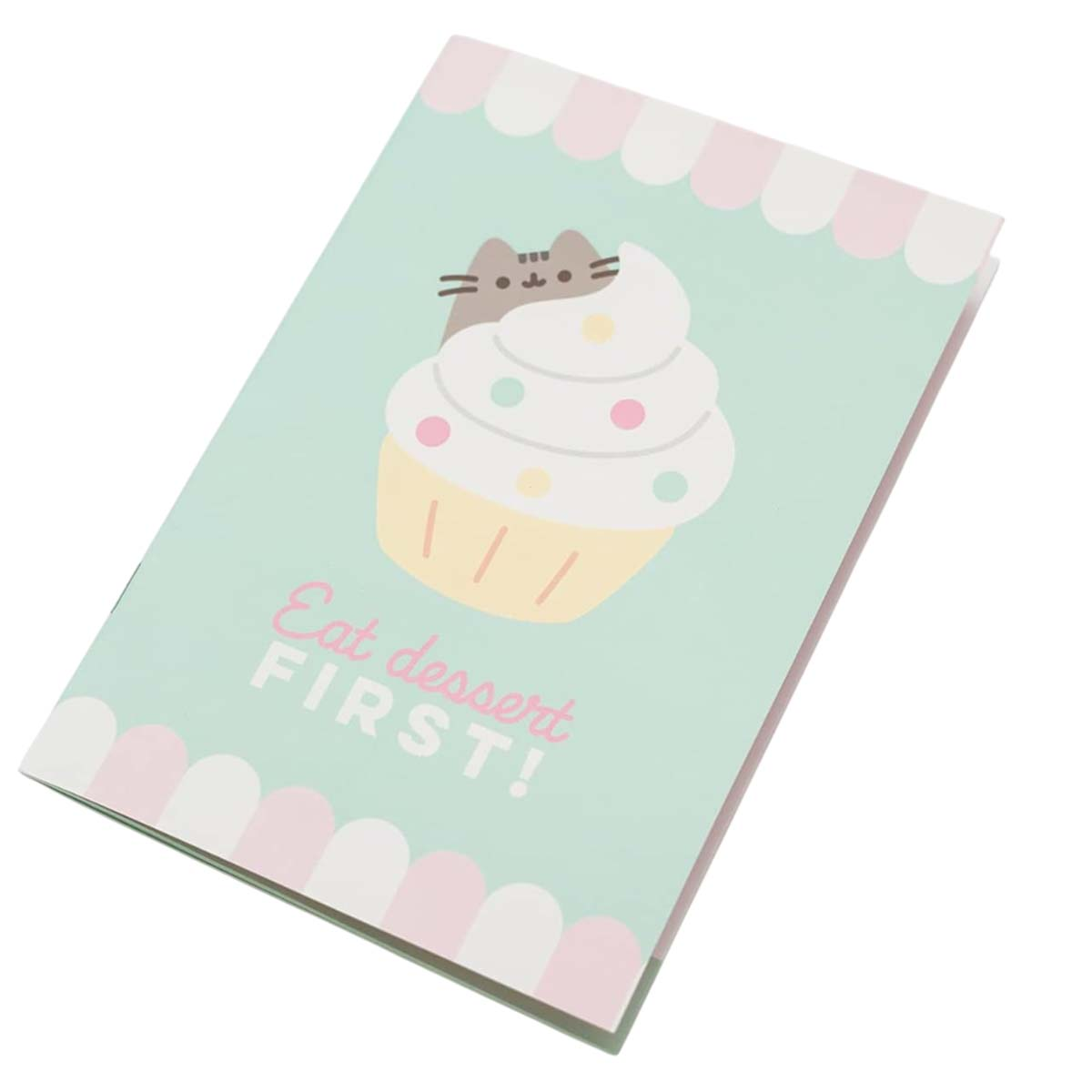 Eine Grußkarte mit Cupcake und Katzenillustration. Der Text lautet: „Iss zuerst Nachtisch!“. Die Karte ist hellgrün mit rosa und weißen Akzenten.