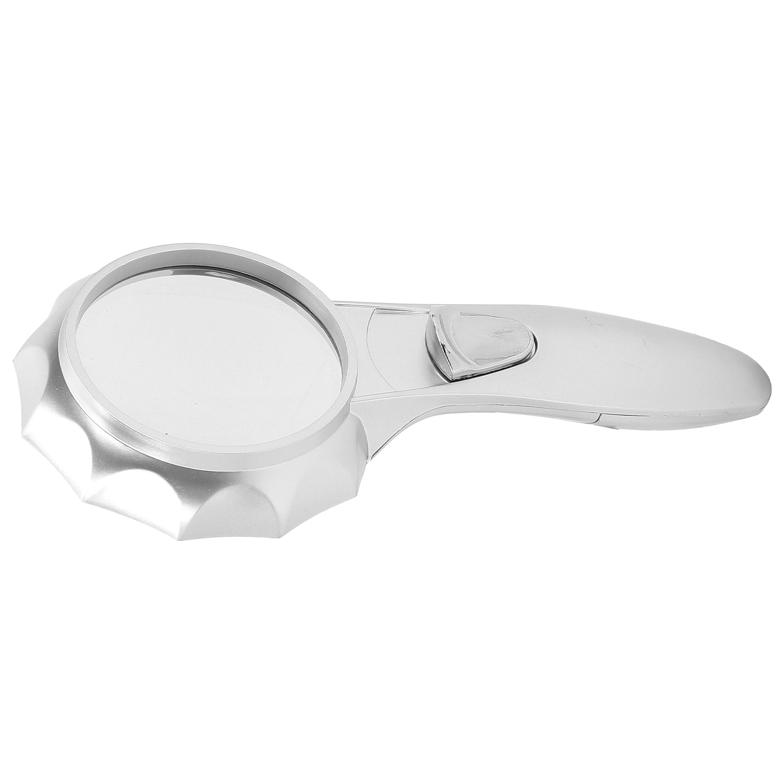 Eine glänzende, silberne Lupe liegt horizontal. Sie hat eine runde Linse und einen langen, ergonomischen Griff.