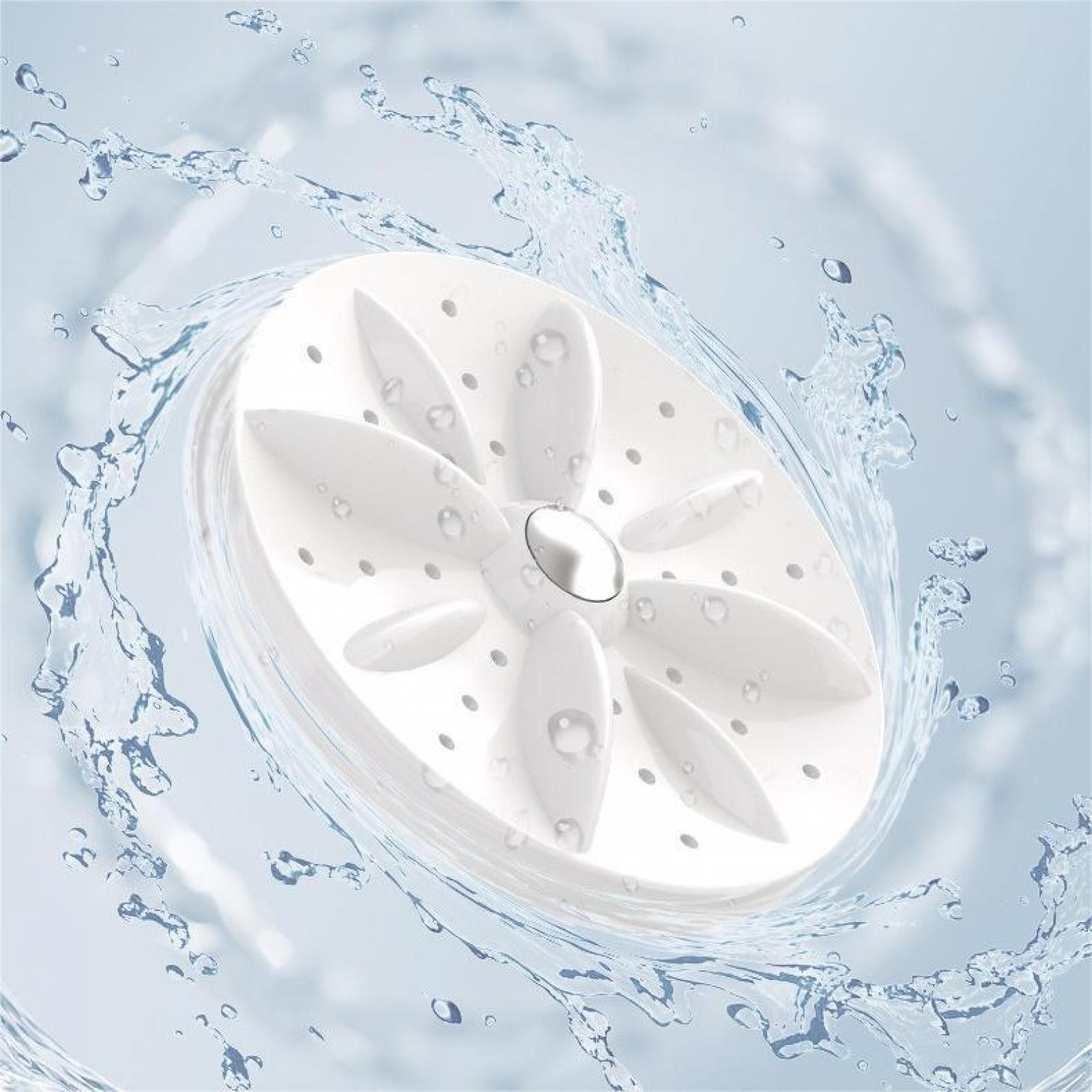 Ein weißer Waschmaschinenflügel, umgeben von Wasserspritzern, vor einem hellblauen Hintergrund.