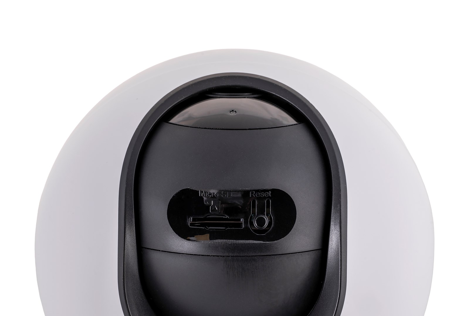 Biała i czarna kamera bezpieczeństwa. Posiada gniazdo Micro SD i przycisk reset.