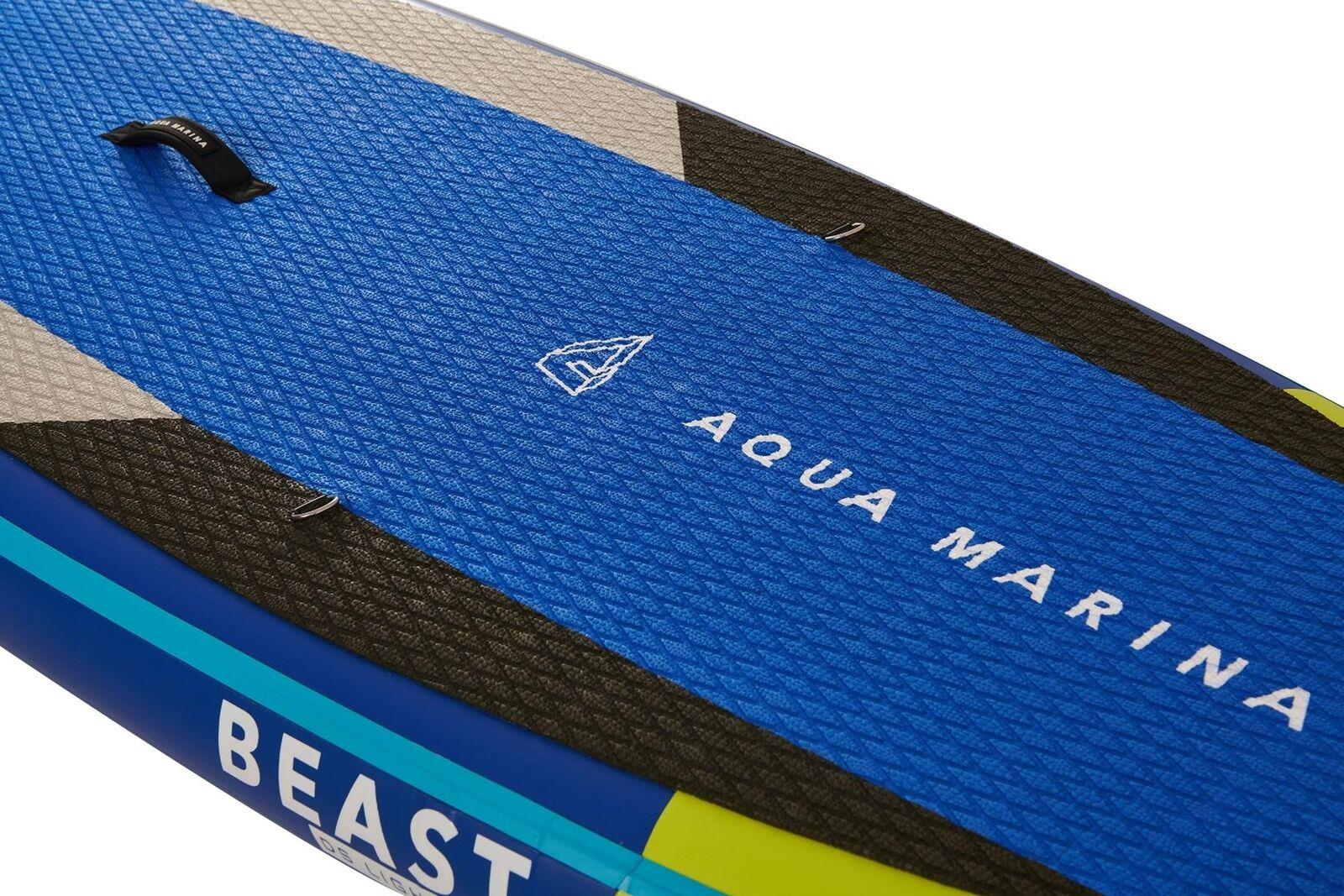 Blaues und schwarzes Paddleboard. Der Text 'AQUA MARINA BEAST' ist sichtbar. Details: Griff, Logos und Oberflächenmuster.