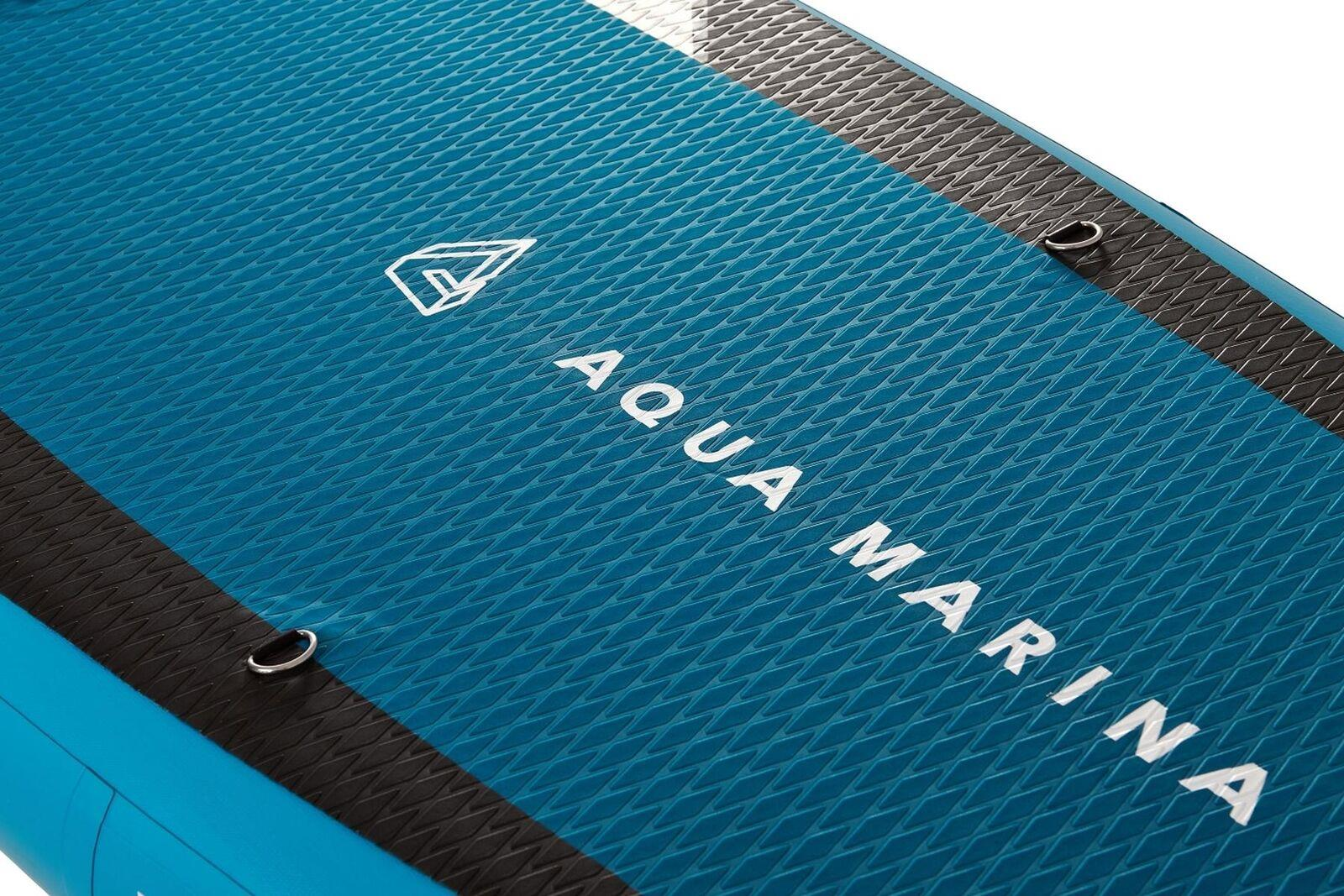 Nahaufnahme eines blauen Aqua Marina Paddleboards. Mit Markenlogo, Text und schwarzen Griffbereichen mit Metallringen.