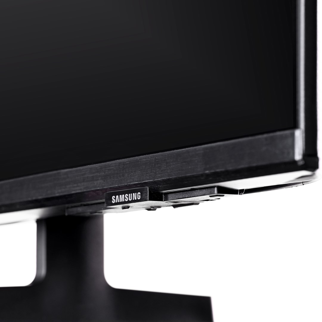 Primer plano de un monitor Samsung negro. Se ve la base y el soporte. Se muestra el logotipo de Samsung.