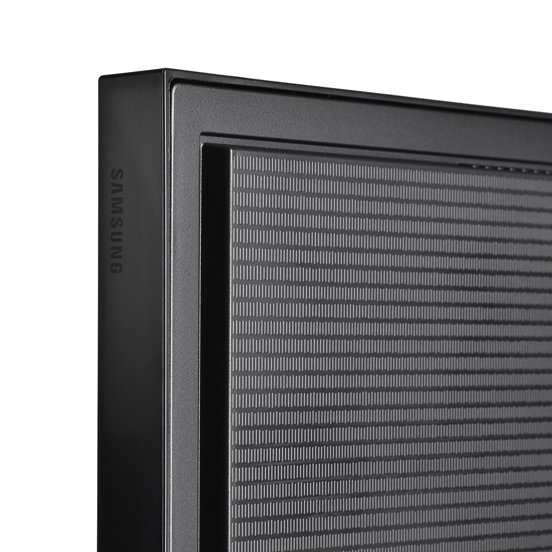 Zbliżenie czarnego telewizora Samsung. Ekran ma teksturowany wzór. Widoczne logo Samsung.