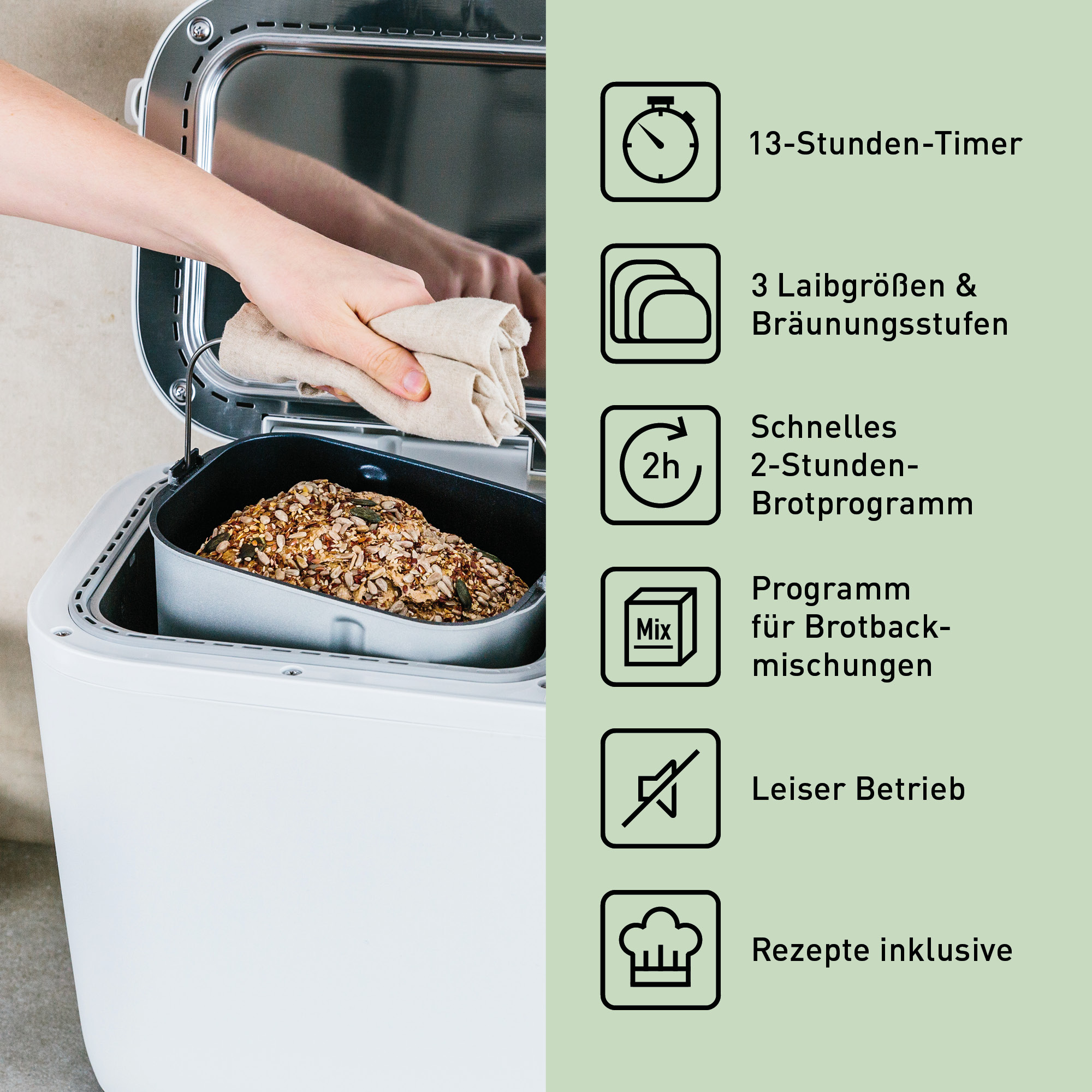 Eine Person, die ein Tuch über einer Brotbackmaschine hält. Die Brotbackmaschine ist geöffnet, mit Brot im Inneren. Textelemente sind ebenfalls vorhanden.