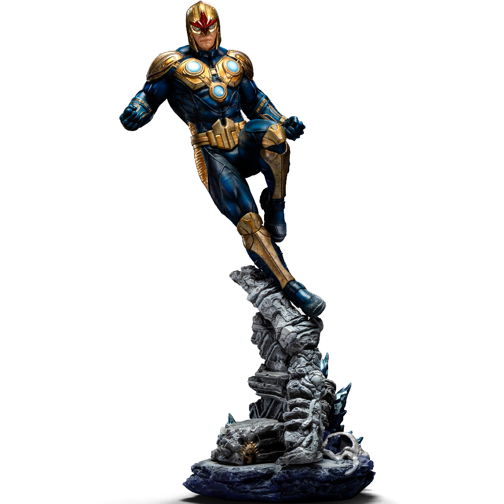 Una statua di Nova, un supereroe, in posa dinamica. Indossa un costume blu e oro e si trova su una base rocciosa.