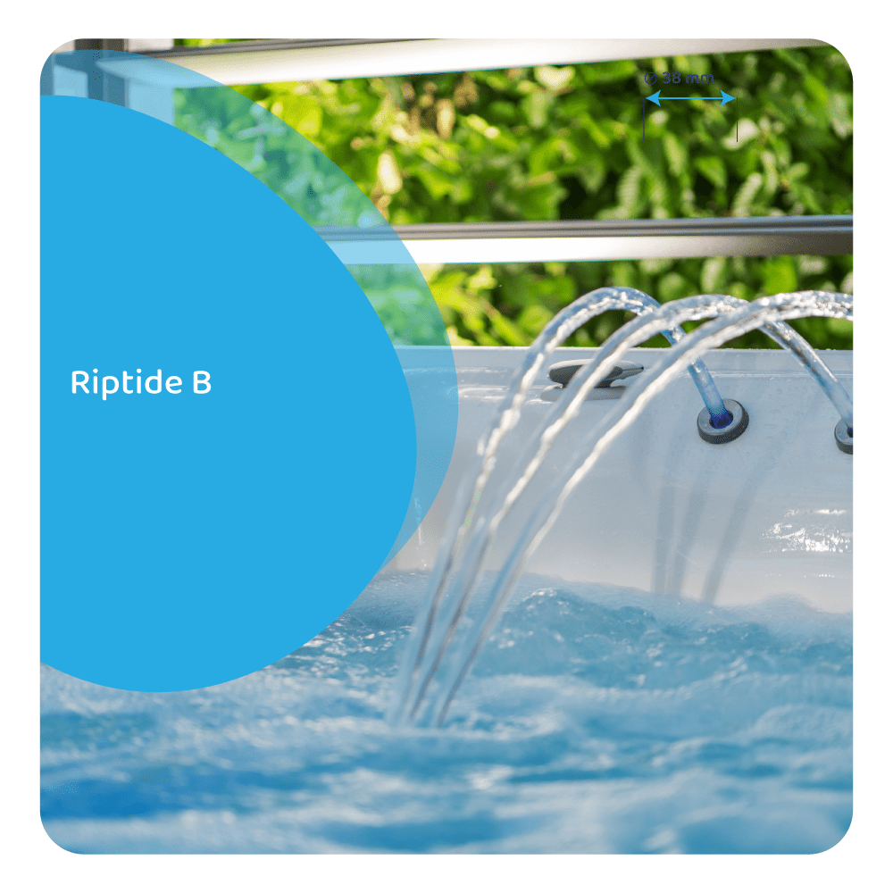 Getto d'acqua che scorre in una piscina. L'acqua è blu e lo sfondo presenta fogliame verde. Il testo "Riptide B" è a sinistra.