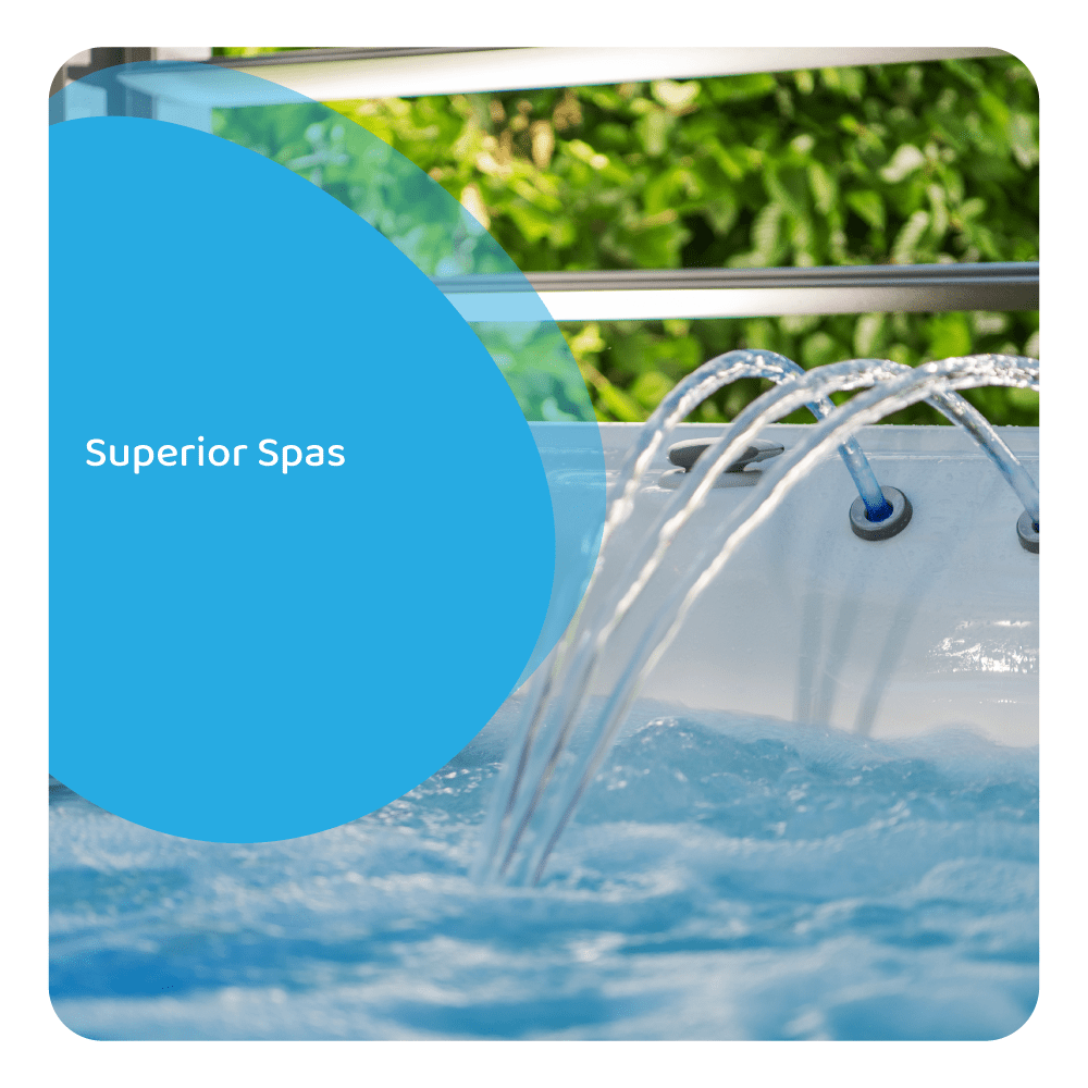 Ein Whirlpool mit Wasserstrahlen. Blaues Wasser füllt den Whirlpool. Der Hintergrund hat grüne Blätter und ein Metallgeländer. Der Text 'Superior Spas' steht auf einem blauen Kreis.