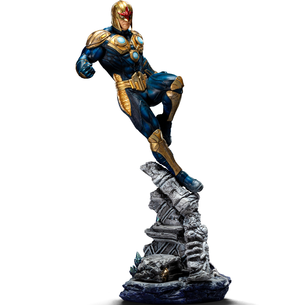 Una statua di Nova in posa dinamica. Indossa un costume e un elmetto blu, oro e nero, appoggiato su una struttura di pietra su sfondo bianco.