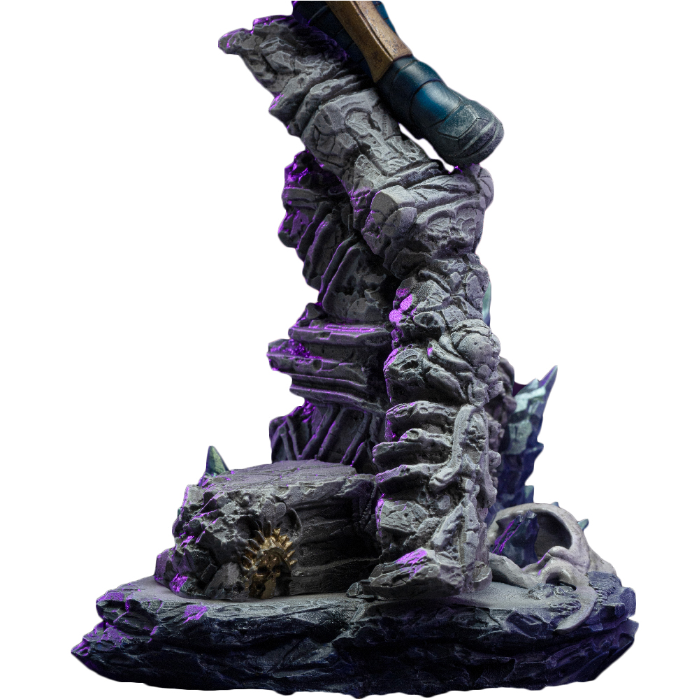 Una base di statua dettagliata con formazioni rocciose frastagliate. Uno stivale blu è visibile sopra. Accenti viola e oro evidenziano i dettagli.