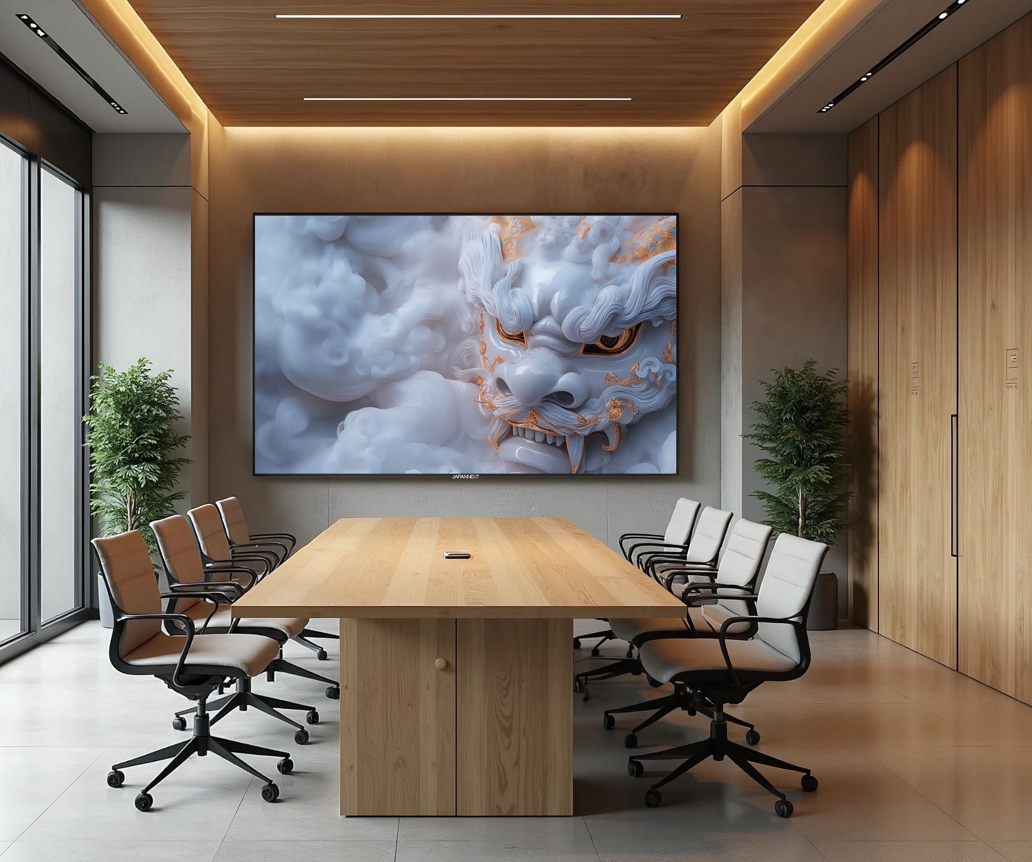 Sala riunioni con grande schermo raffigurante un drago bianco. Tavolo in legno con sedie, piante e pannelli in legno.