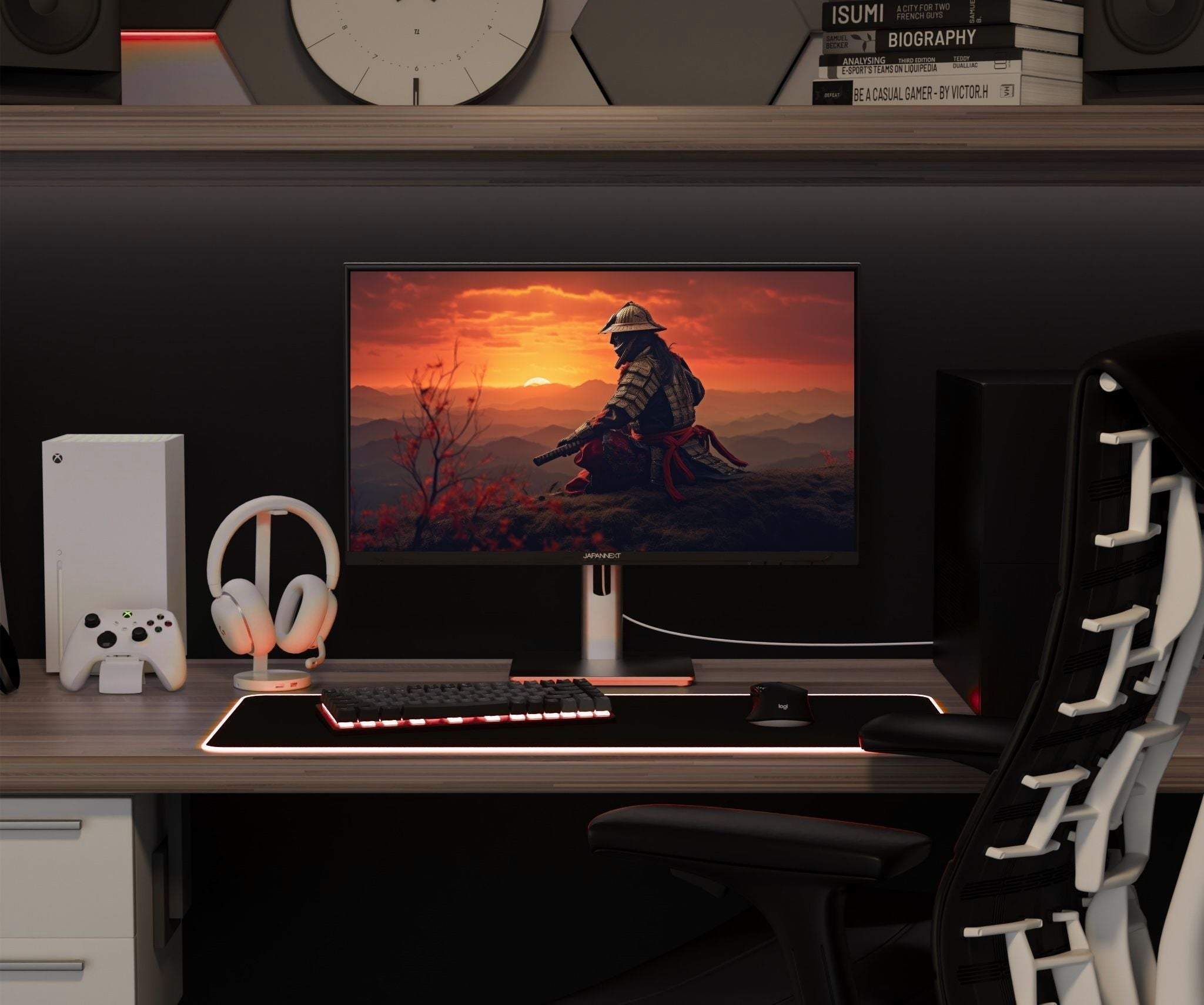 Gaming-Setup mit Monitor, der einen Samurai zeigt, Tastatur, Kopfhörern und Xbox. Der Schreibtisch ist aus Holz, mit schwarzem Stuhl.
