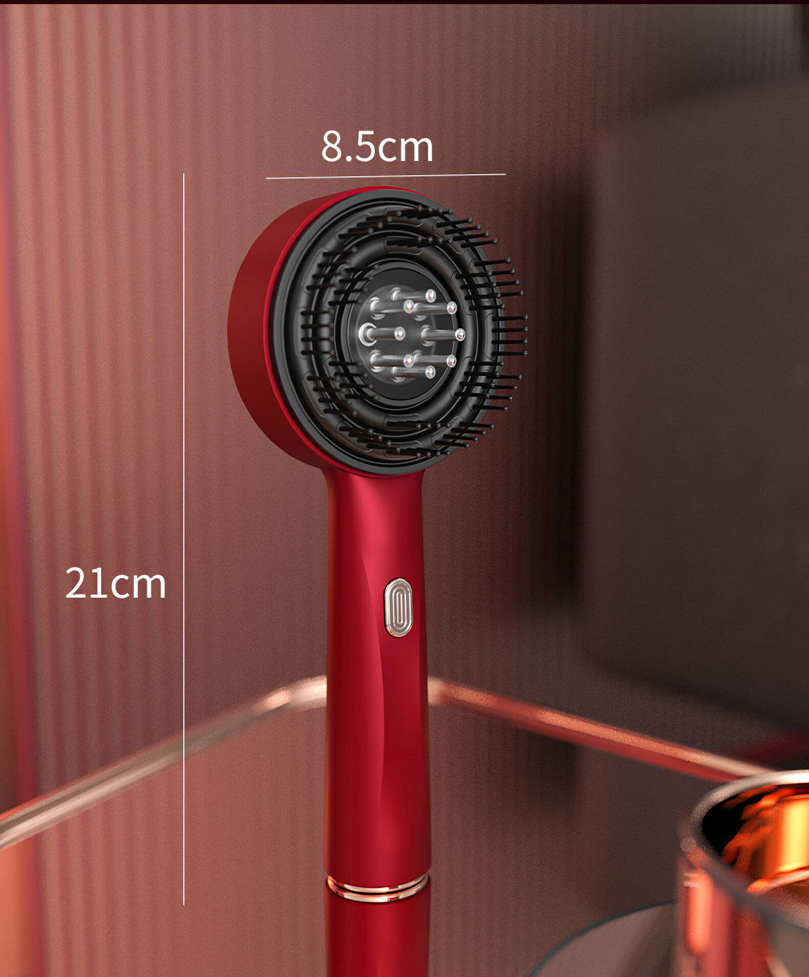 Ein roter Haartrockner mit einer Länge von 21 cm und einer Breite von 8,5 cm wird vor einem braunen Hintergrund gezeigt.