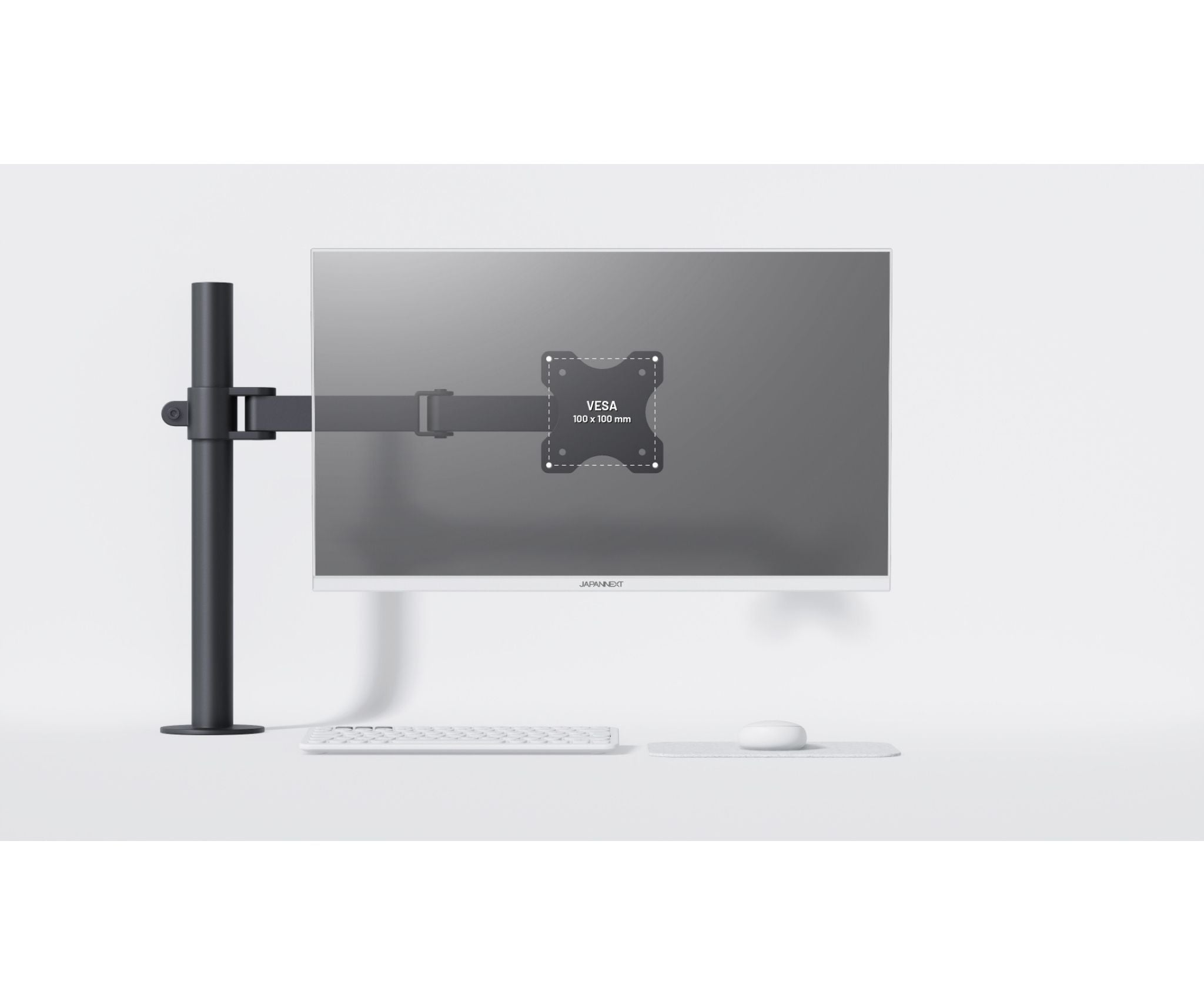 Ein Monitor auf einem schwarzen Ständer. Eine weiße Tastatur, Maus und ein Pad befinden sich darunter. Der Monitor hat eine VESA-Halterung.