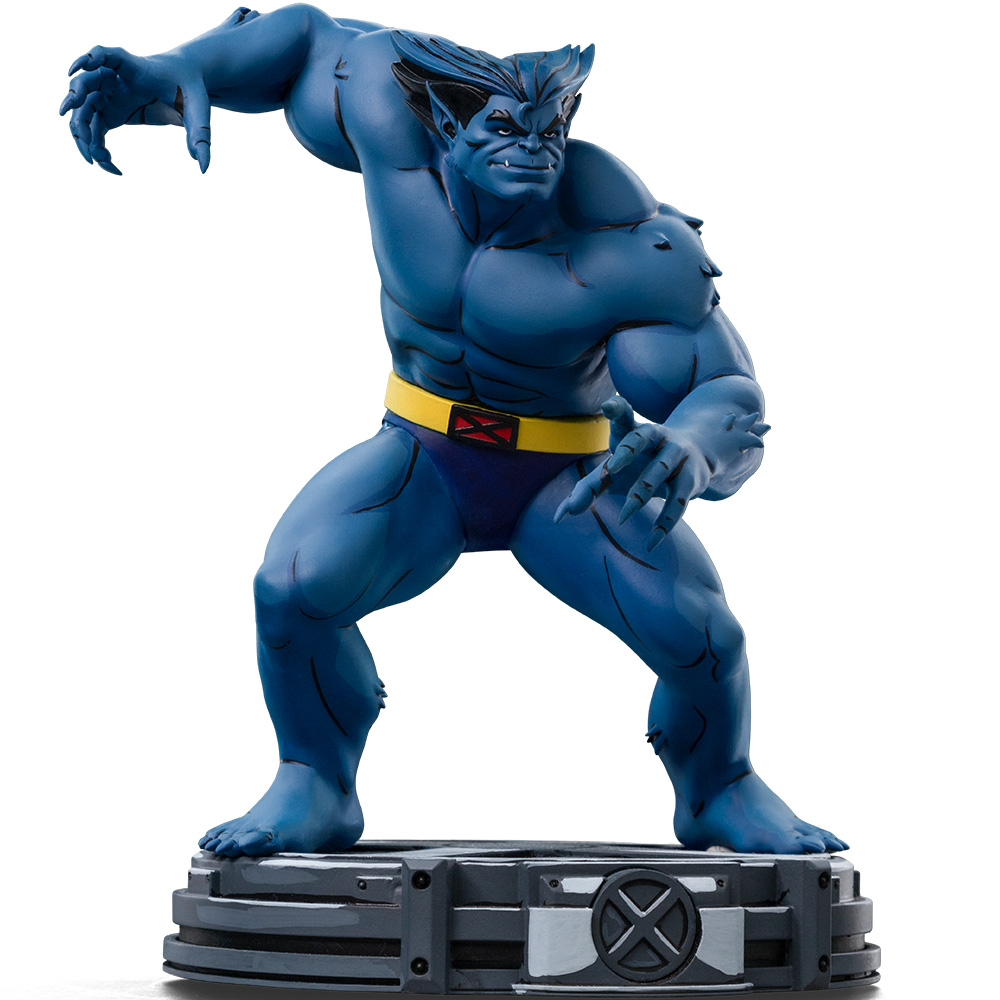 Eine blaue, muskulöse Beast-Statue mit gelbem Gürtel und blauen Shorts. Sie steht auf einer Plattform mit einem X-Men-Logo.