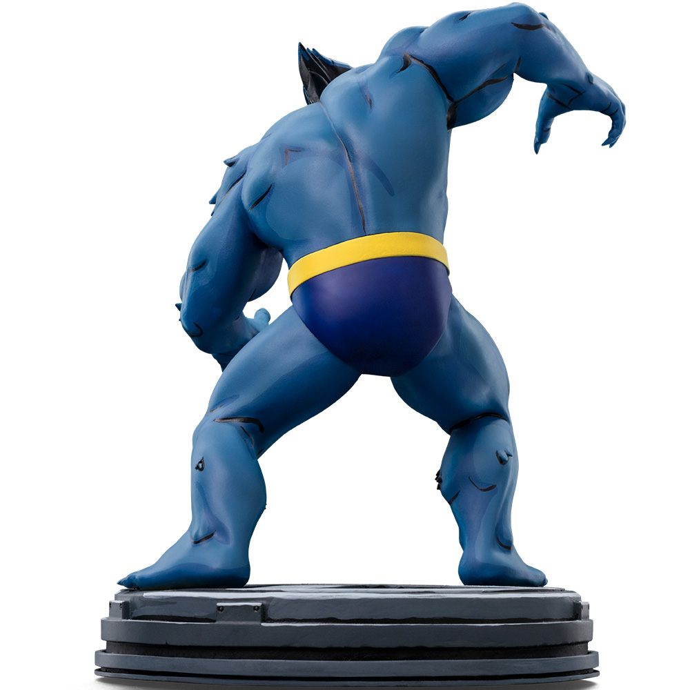 Eine blaue, muskulöse Figur mit gelbem Bund und blauen Badehosen, auf einem grauen Sockel. Die Figur ist in einer Aktionspose, abgewandt.