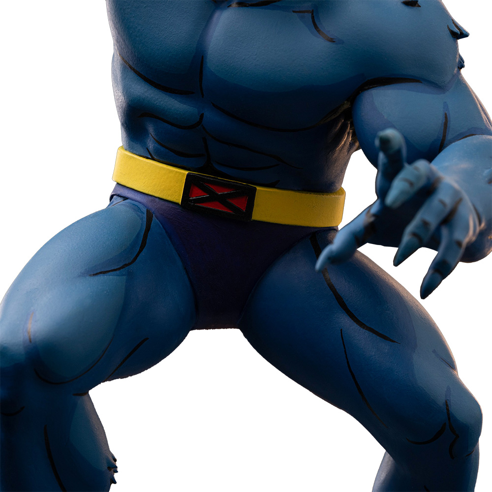 Eine blaue, muskulöse Figur mit gelbem Gürtel und X-Schnalle greift mit Krallen nach vorne. Dunkelblaue Hose.