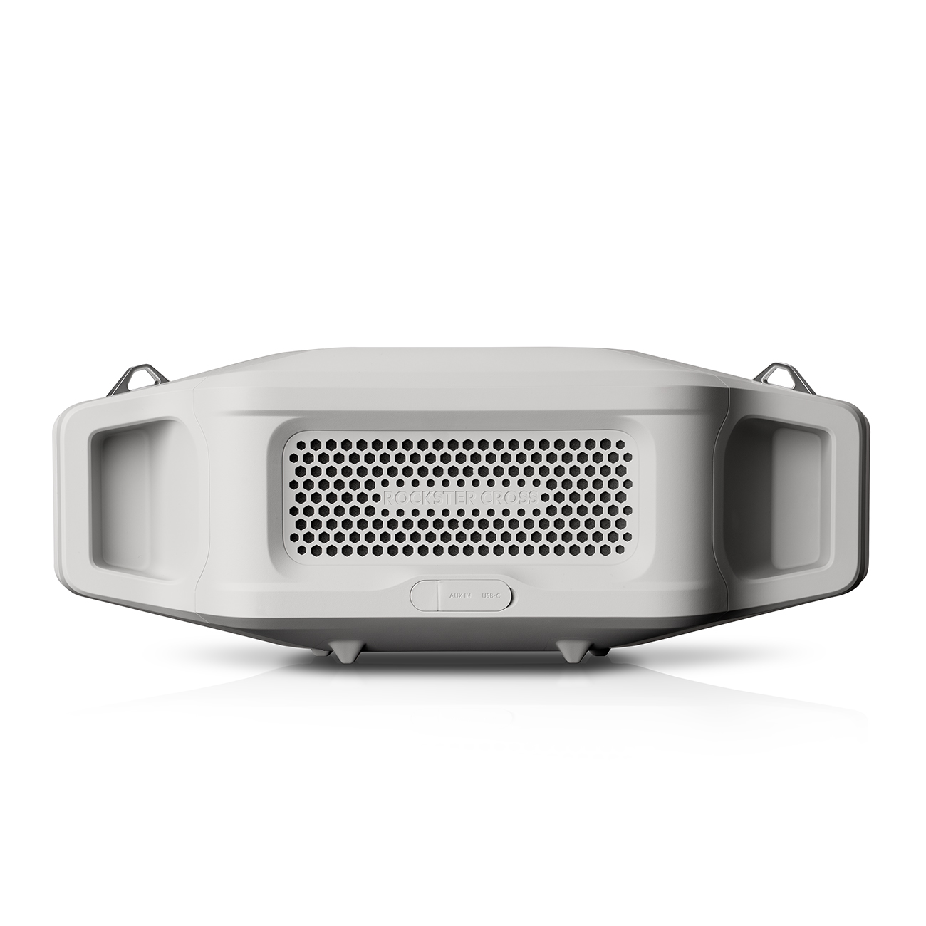 Een witte rechthoekige luidspreker met zwart gaas, grijze handvatten en de tekst "ROCKSTER CROSS". Het heeft AUX IN- en USB-C-poorten.