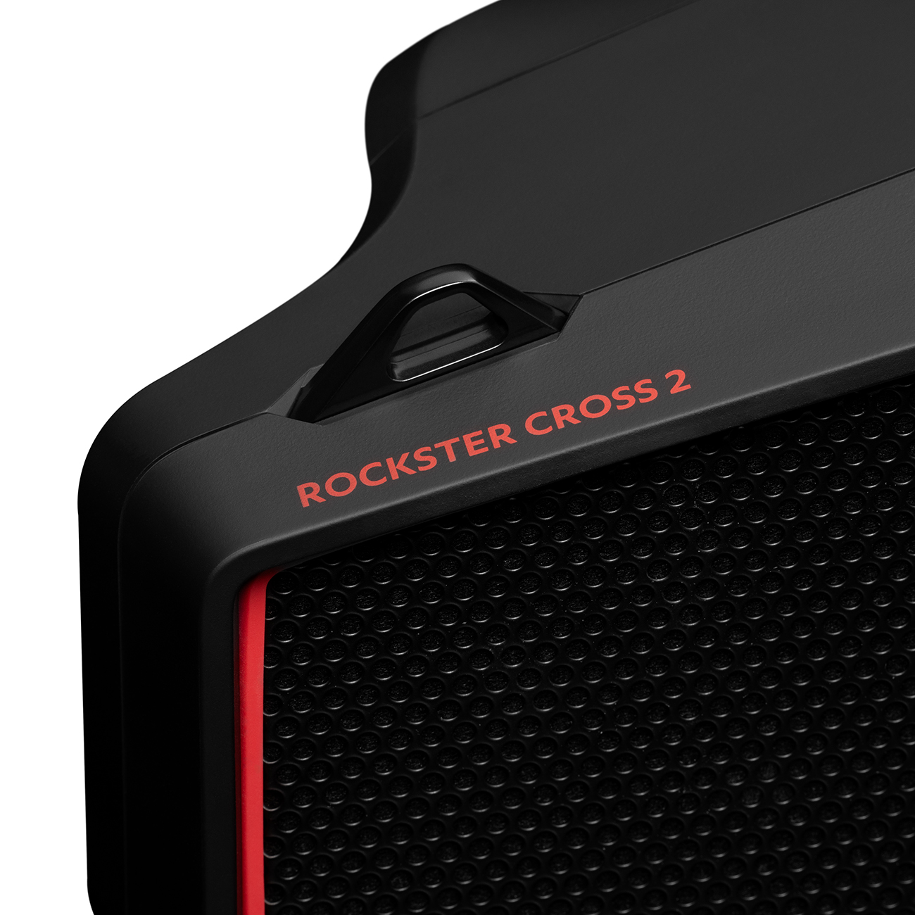 Close-up van een zwart apparaat, 'ROCKSTER CROSS 2' in rode tekst. Voorzien van een handvat, rode lijndetails en een mesh-luidspreker.