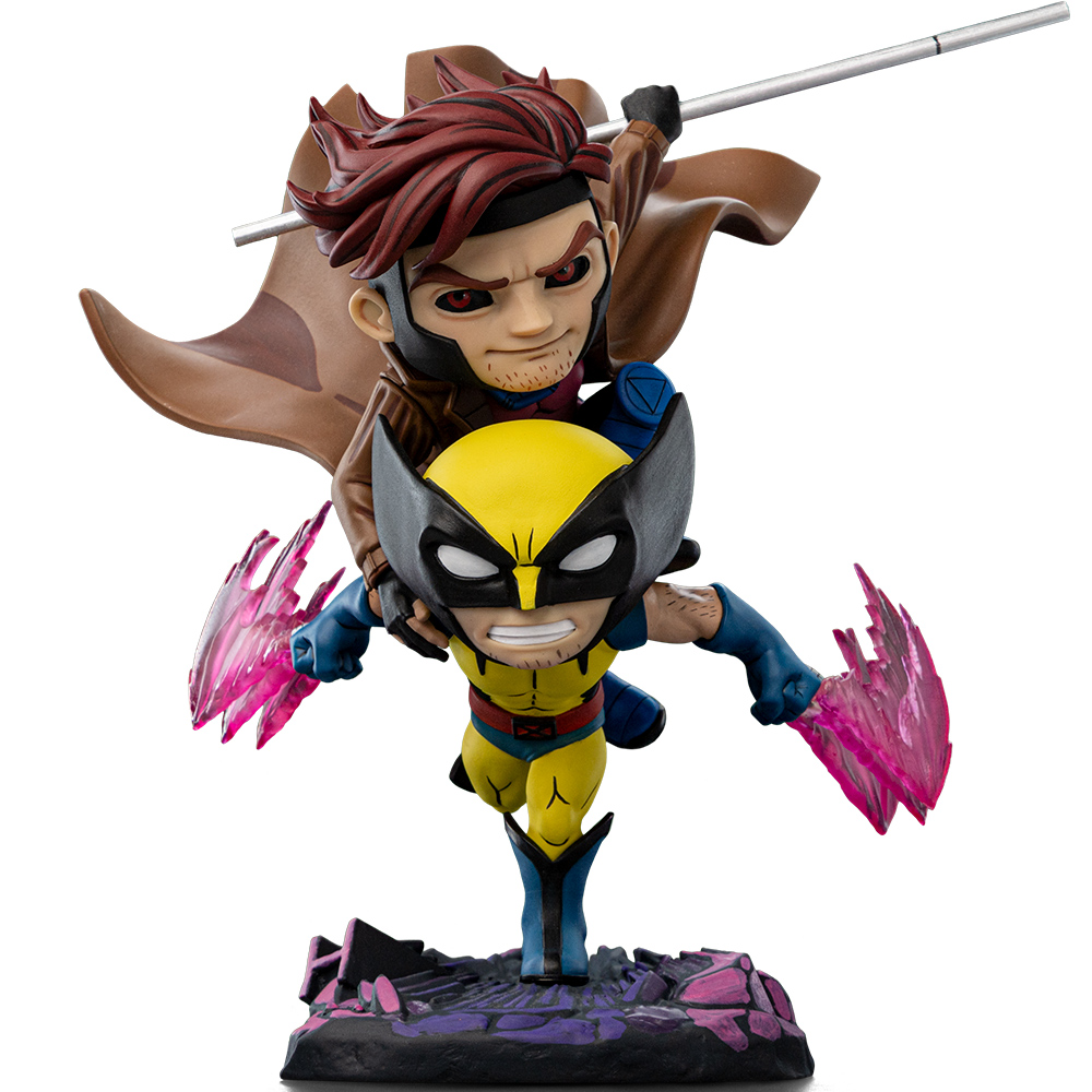 Una figura di Wolverine trasporta una figura di Gambit. Wolverine ha un costume giallo, un mantello marrone e artigli. Gambit ha capelli castani e un bastone.