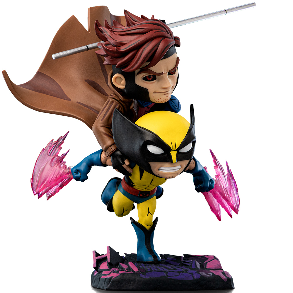 Una statuetta di Gambit che trasporta Wolverine. Gambit indossa un cappotto marrone, Wolverine giallo e blu. Entrambi hanno effetti d'azione. Stanno su una base.