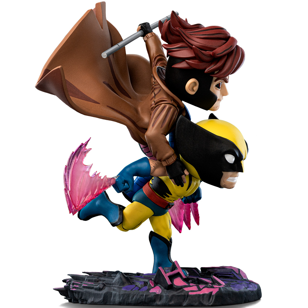 Una statuetta di Gambit in sella a Wolverine. Gambit ha un bastone e un mantello marrone. Wolverine è giallo e blu con artigli.