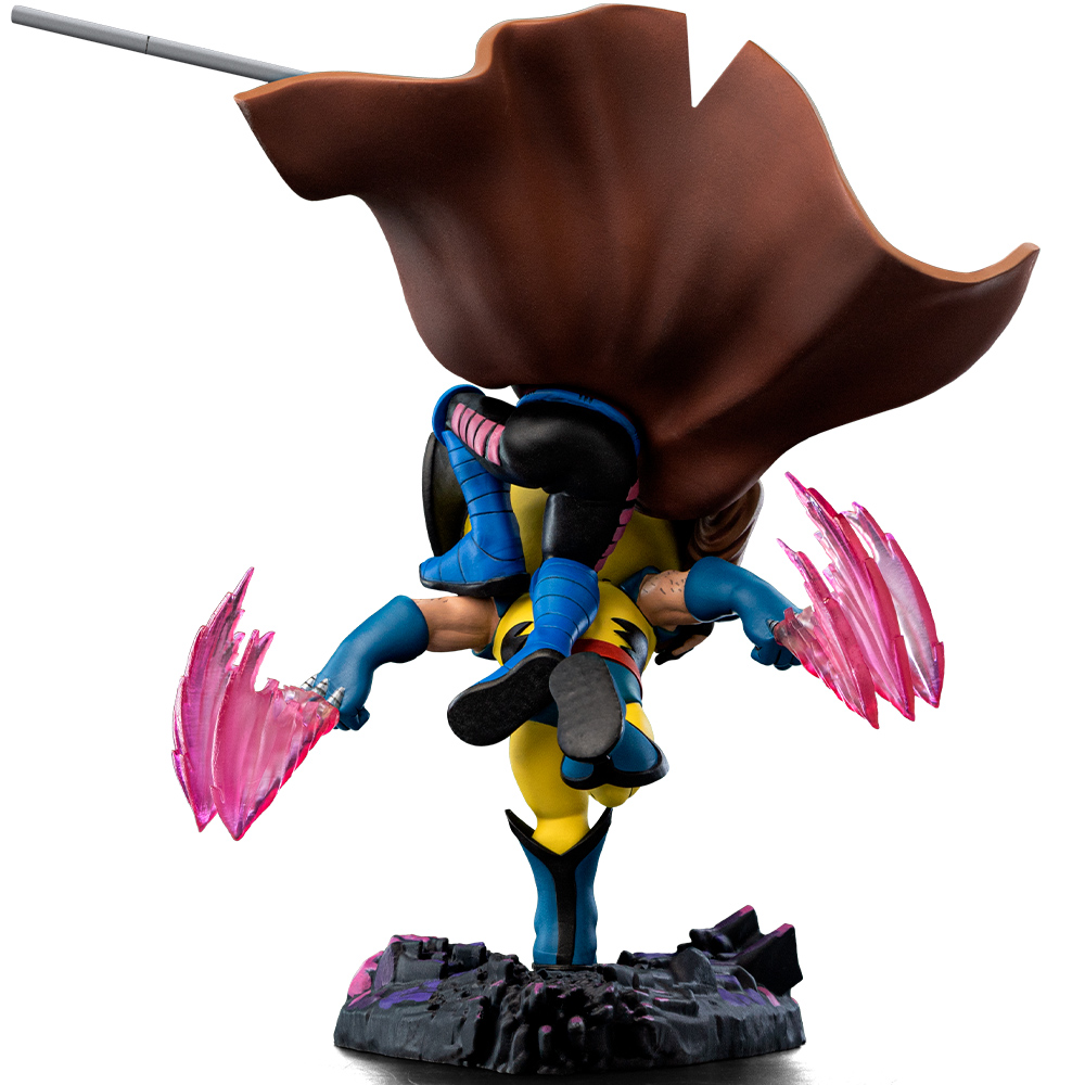 Una statua di Wolverine e Gambit. Wolverine in giallo e blu. Gambit in nero e blu. Effetti di energia rosa emanano dalle mani di Wolverine.