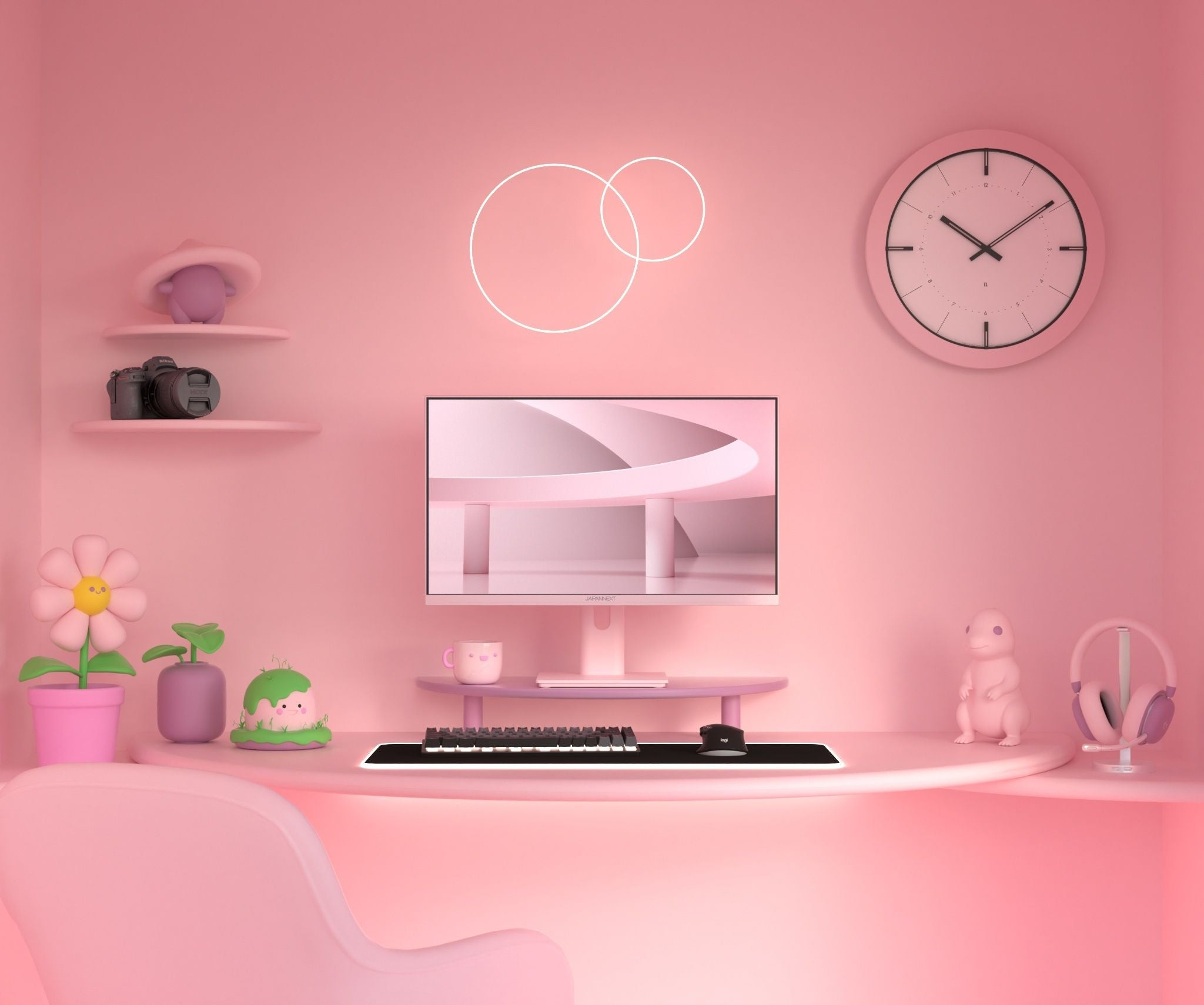 Ein rosa Zimmer mit Schreibtisch, Monitor, Uhr und Dekorationsartikeln. Eine Kamera steht auf einem Regal. Ein Stuhl ist im Vordergrund.