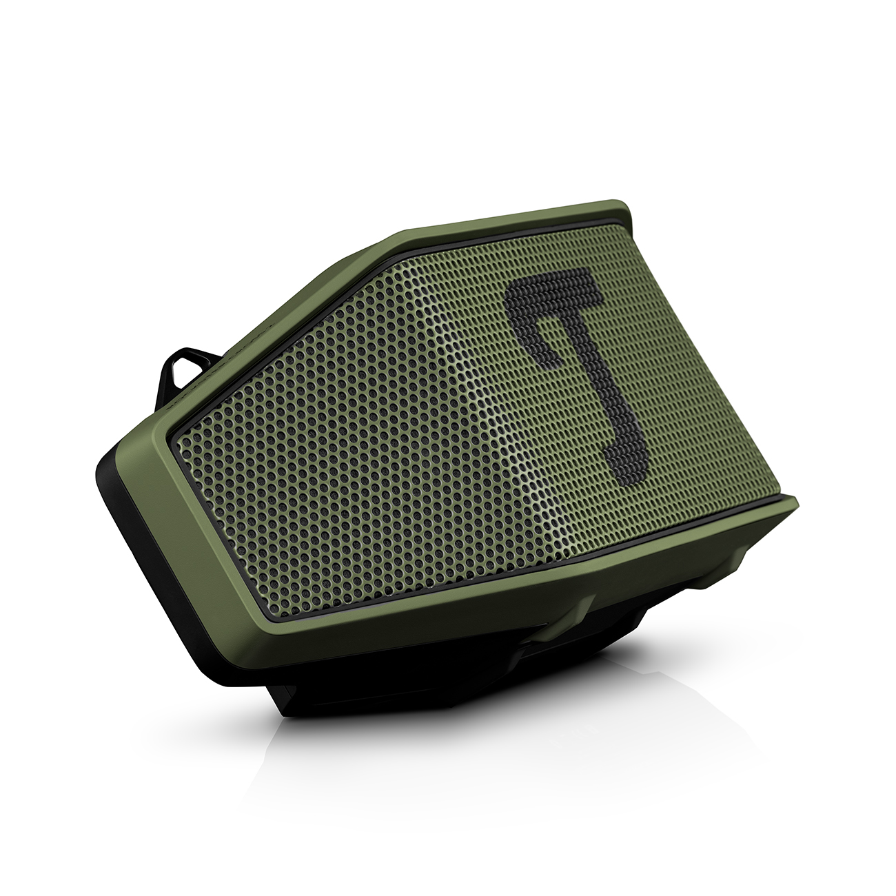 Un haut-parleur vert olive avec une façade en maille, arborant un logo de hache noir. Le haut-parleur est incliné sur fond blanc, avec une ombre.