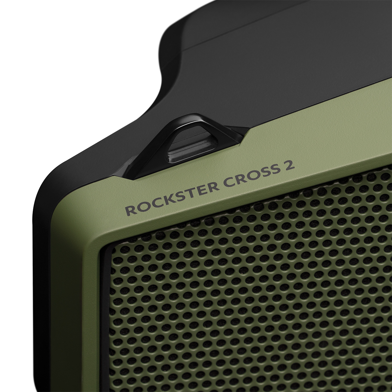 Gros plan sur un haut-parleur vert Rockster Cross 2. Poignée et dessus noirs. Grille en maille avec petits trous. Texte blanc ROCKSTER CROSS 2.