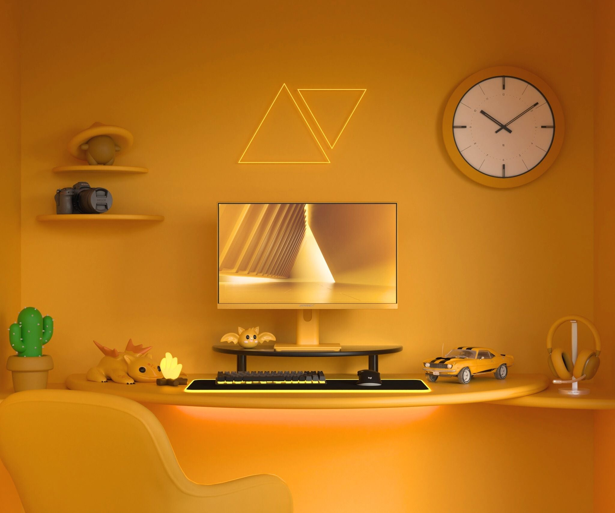 Ein orangefarbener Arbeitsplatz mit Monitor, Uhr und Spielzeug. Ein Schreibtisch mit Tastatur, Maus und Automodell ist ebenfalls vorhanden.