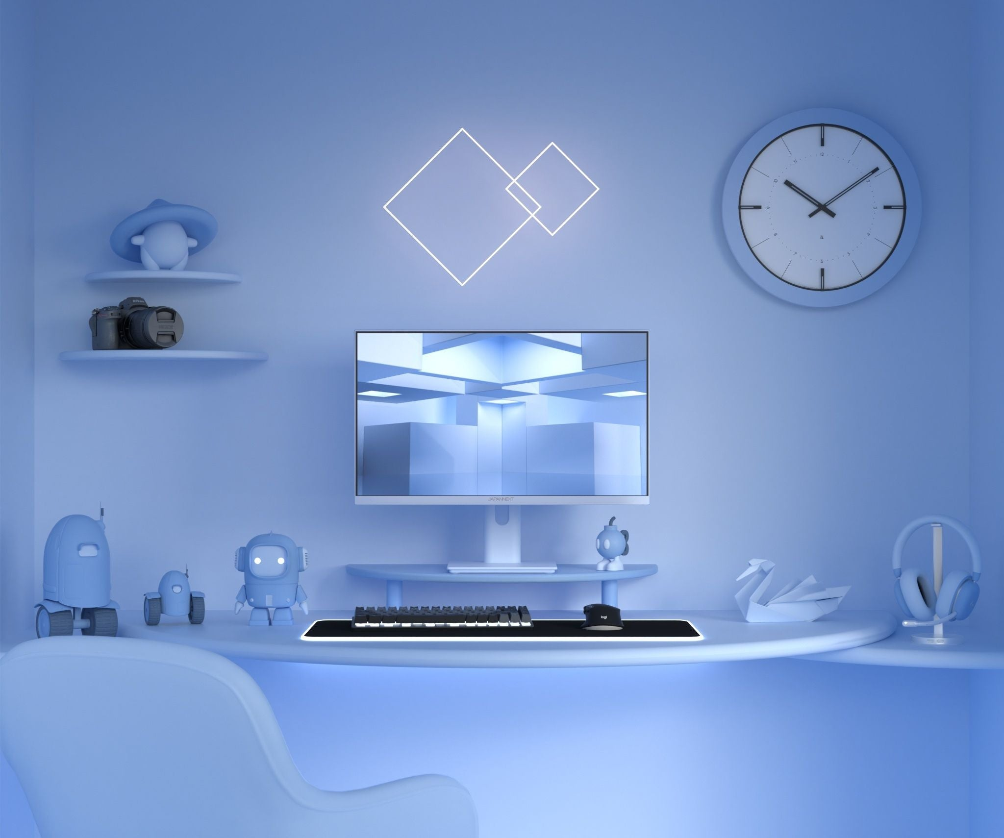 Stanza blu con scrivania, monitor, robot, orologio e decorazioni. Tastiera, mouse e cuffie sulla scrivania.