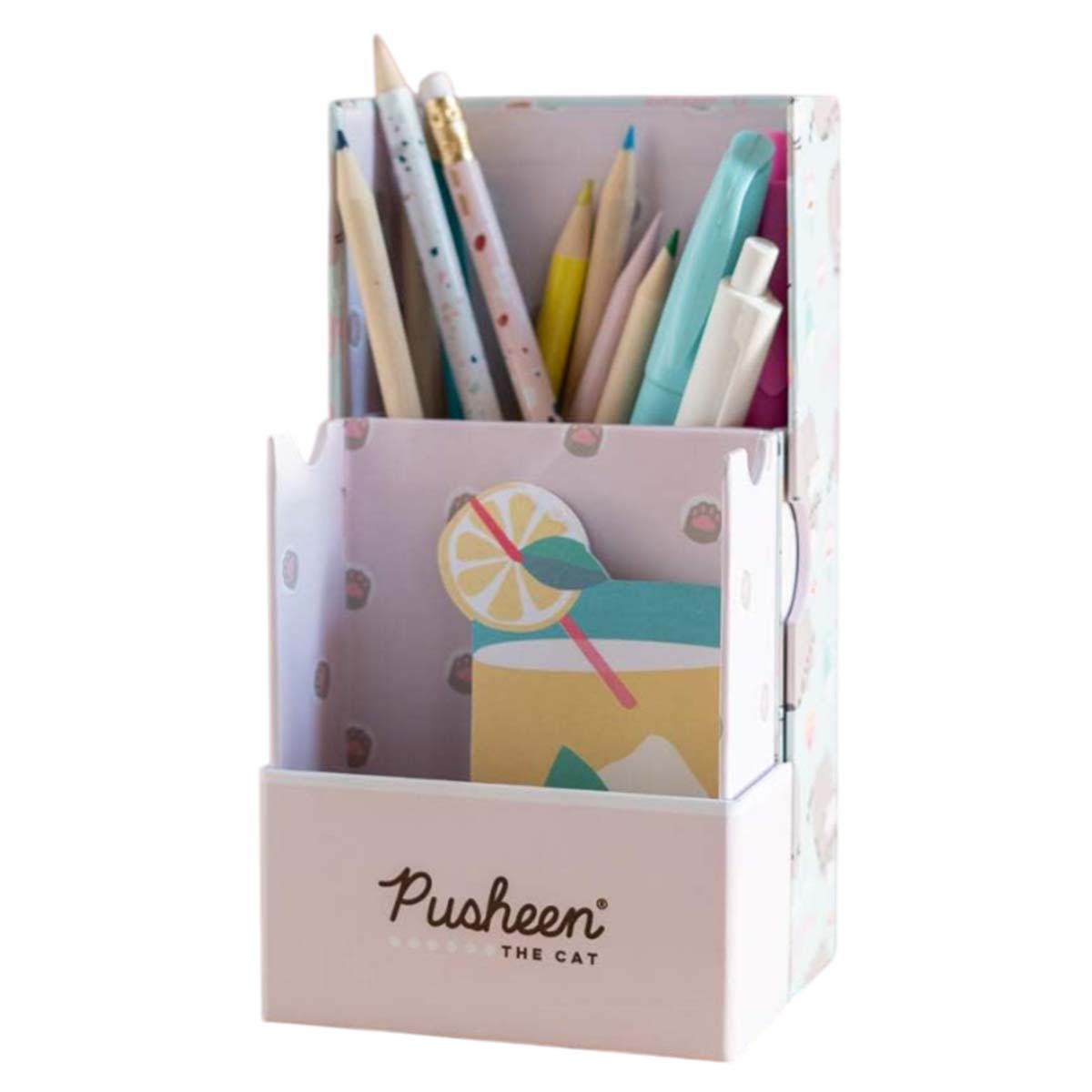 Ein Pusheen-Schreibtisch-Organizer mit Bleistiften und Stiften. Er hat eine Limonaden-Illustration und einen hellrosa Sockel.