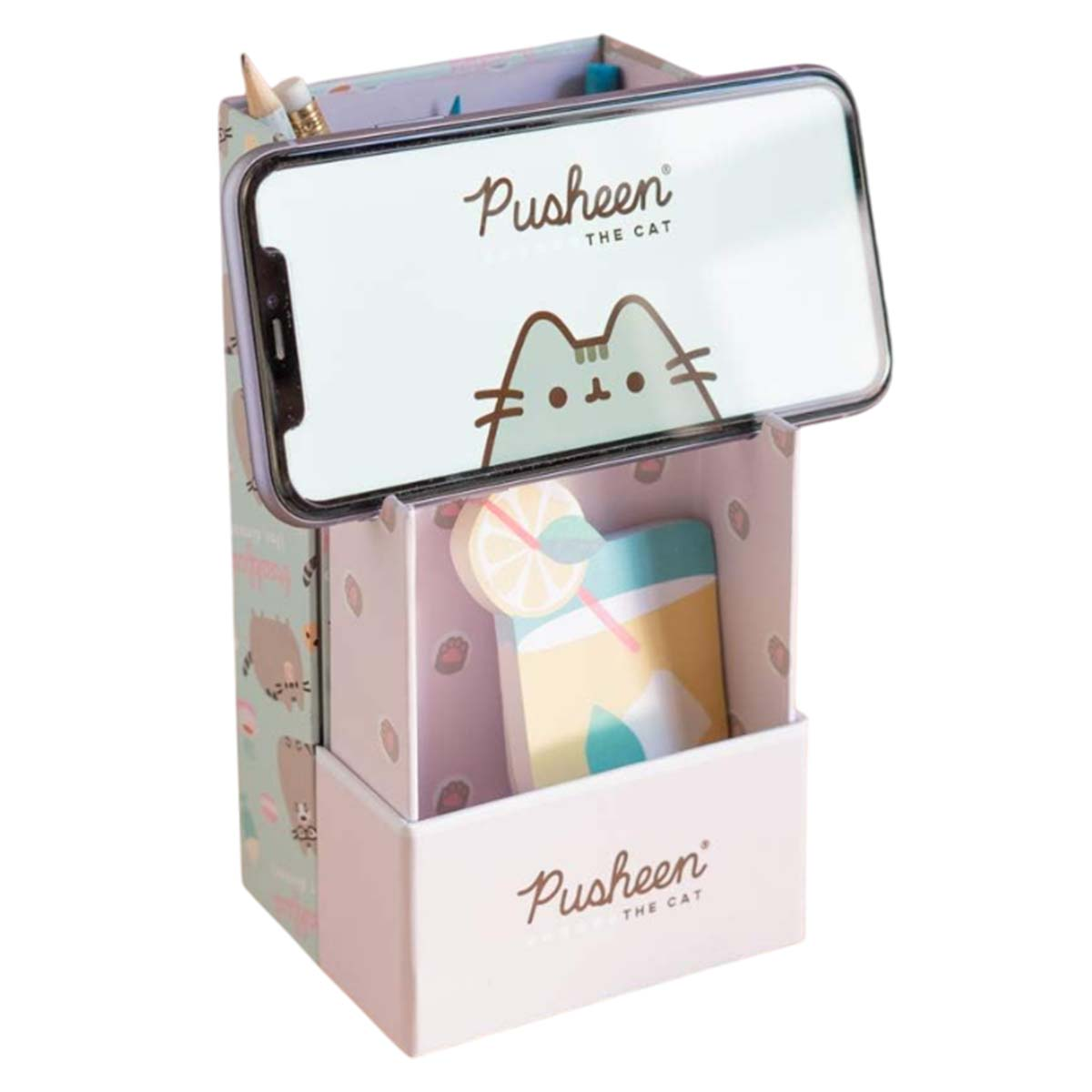 Ein Pusheen the Cat Schreibtisch-Organizer. Er hat eine Telefonhalterung, einen Notizblock in Form eines Getränks und einen Stifthalter. Die Farben sind Pastellfarben.