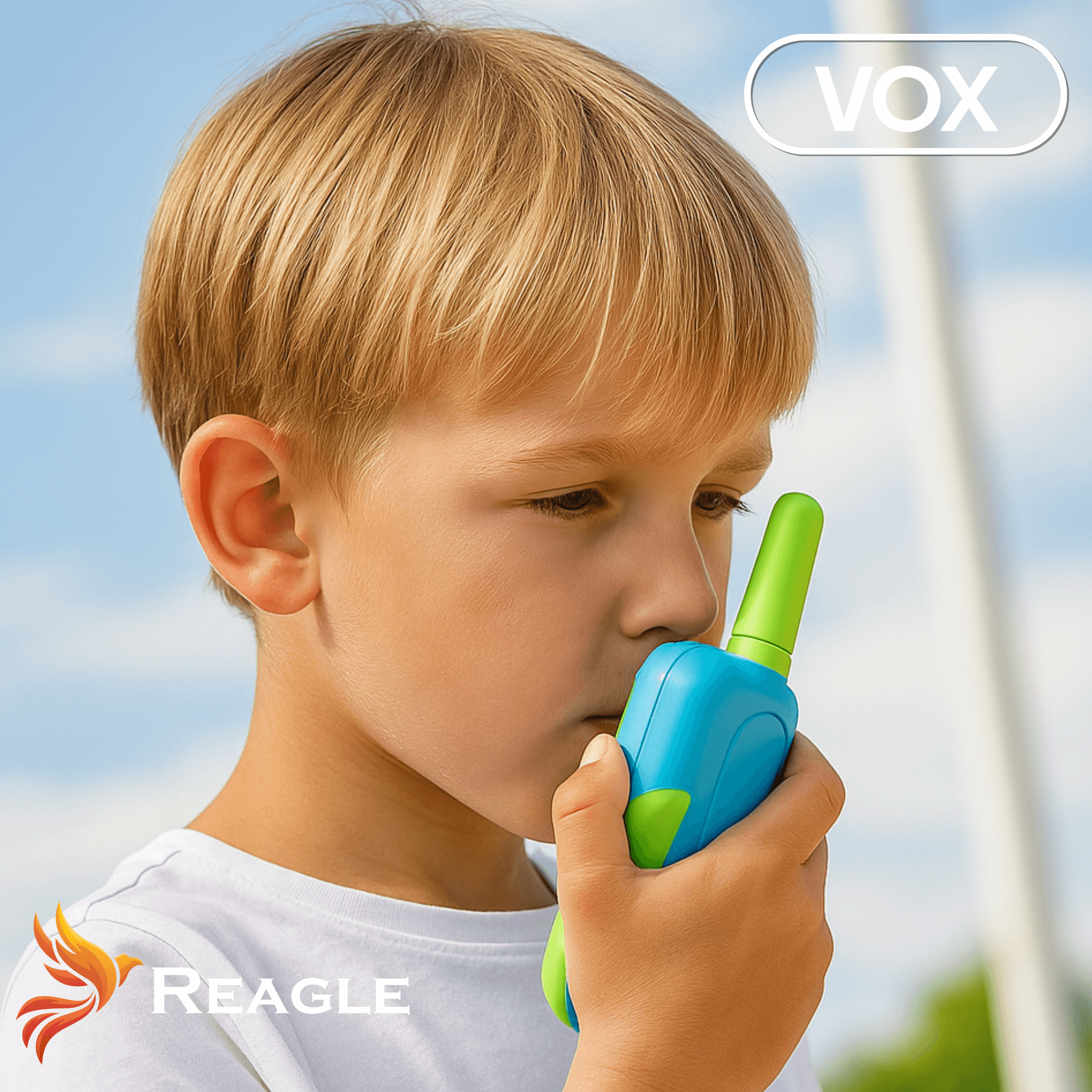 Blond włosy chłopiec trzyma niebiesko-zielony walkie-talkie, patrząc na niego. Tło to niebieskie niebo.