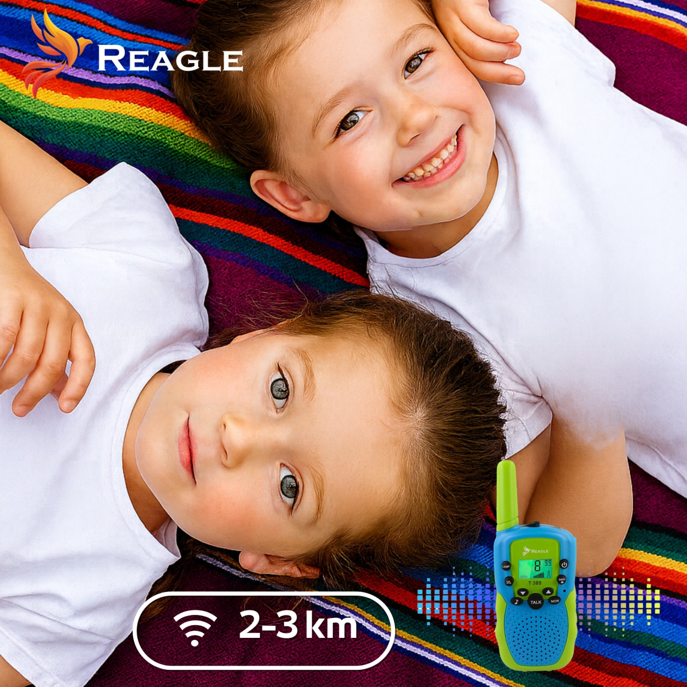 Dwoje dzieci leży na kolorowym kocu, uśmiechając się. Walkie-talkie znajduje się w prawym dolnym rogu. Widoczne jest logo Reagle.