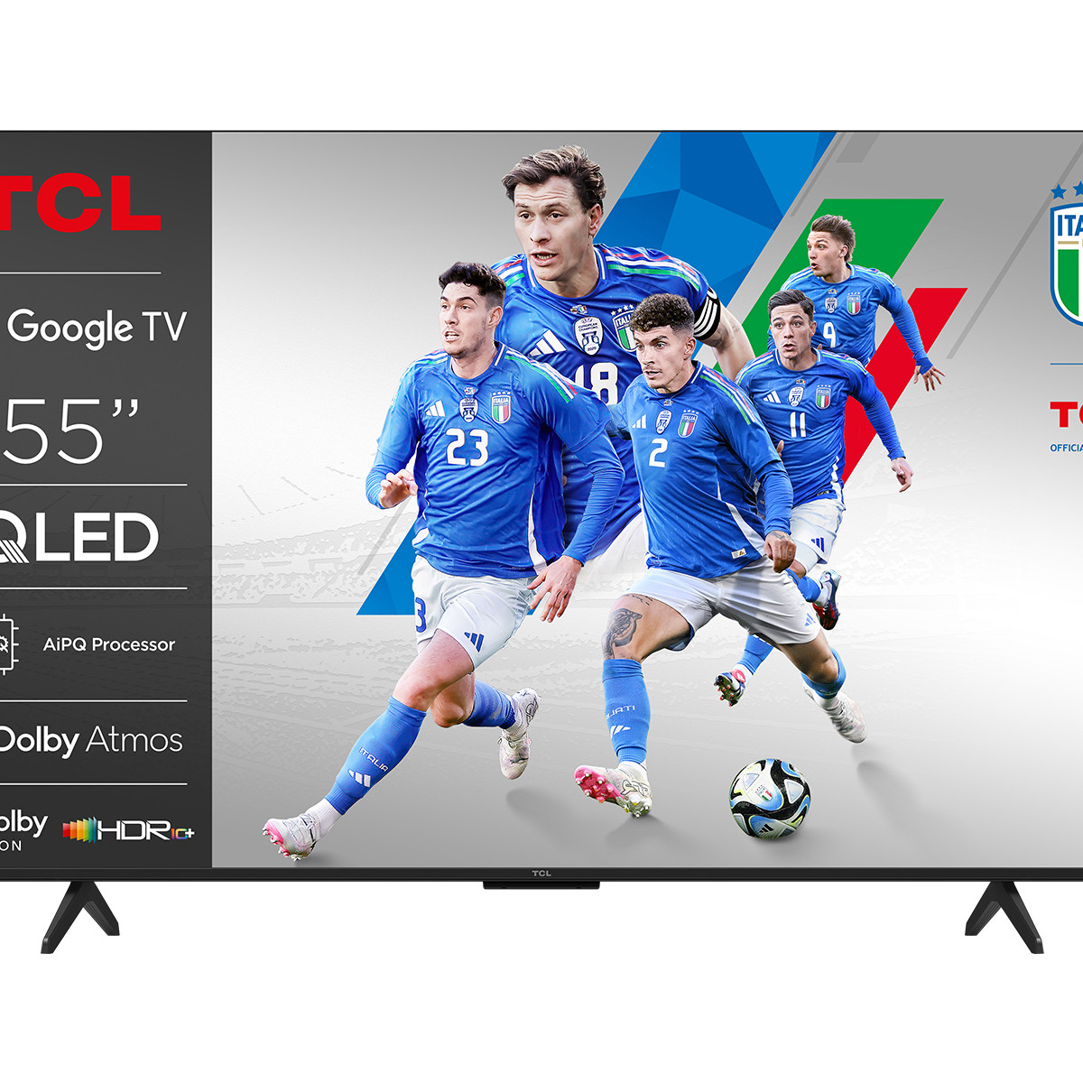 TCL-Fernseher zeigt ein Fußballspiel. Spieler in blauen Trikots laufen. Ein Fußball ist im Vordergrund. Der Fernseher steht auf einem schwarzen Ständer.