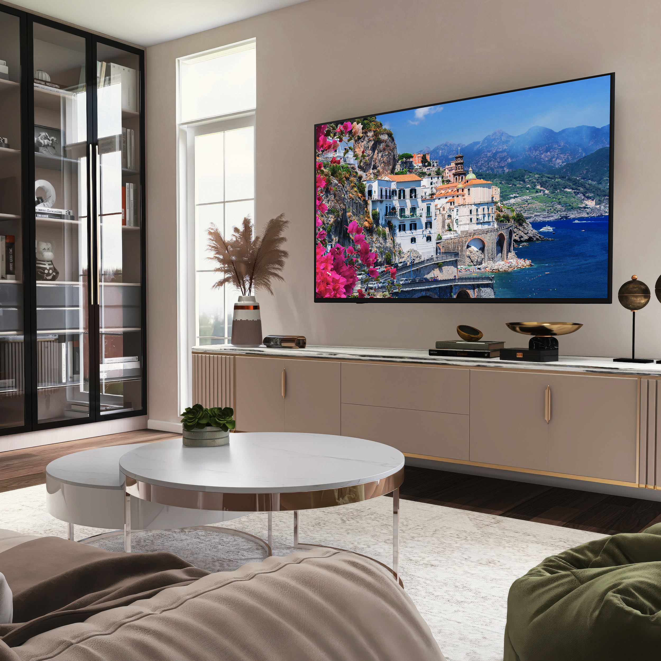 Wohnzimmer mit TV, Kaffeetisch, Sofa und grünem Sitzsack. Bücherregale links.